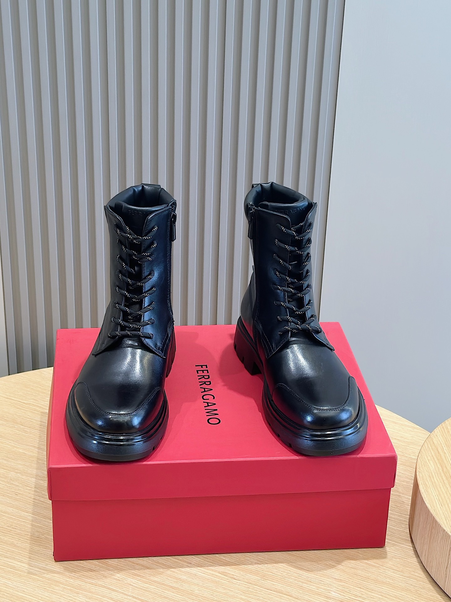 NO:604216,[Ferragamo] Top code number: 39~44 (38.45. Customized, non-returnable) Ferragamo. [Ferragamo] Men's high-top boots, the latest hot style, 1:1 original order purchasing quality, top-notch goods, imported cowhide for the uppers, imported cowhide for the lining and feet, with original lightweight foam outsole,,ferragamo,ferragamo,boots,cowhide19860909【Ferragamo】顶级 码数:39~44（38.45.订做不退换） 菲拉格慕.【Ferragamo】男士高帮靴,最新爆款,1:1原单代购品质,顶级狠货,鞋面进口牛皮,内里垫脚均采用进口牛皮,配原版轻质发泡大底,,ferragamo,ferragamo,boots,cowhide,Men's shoes