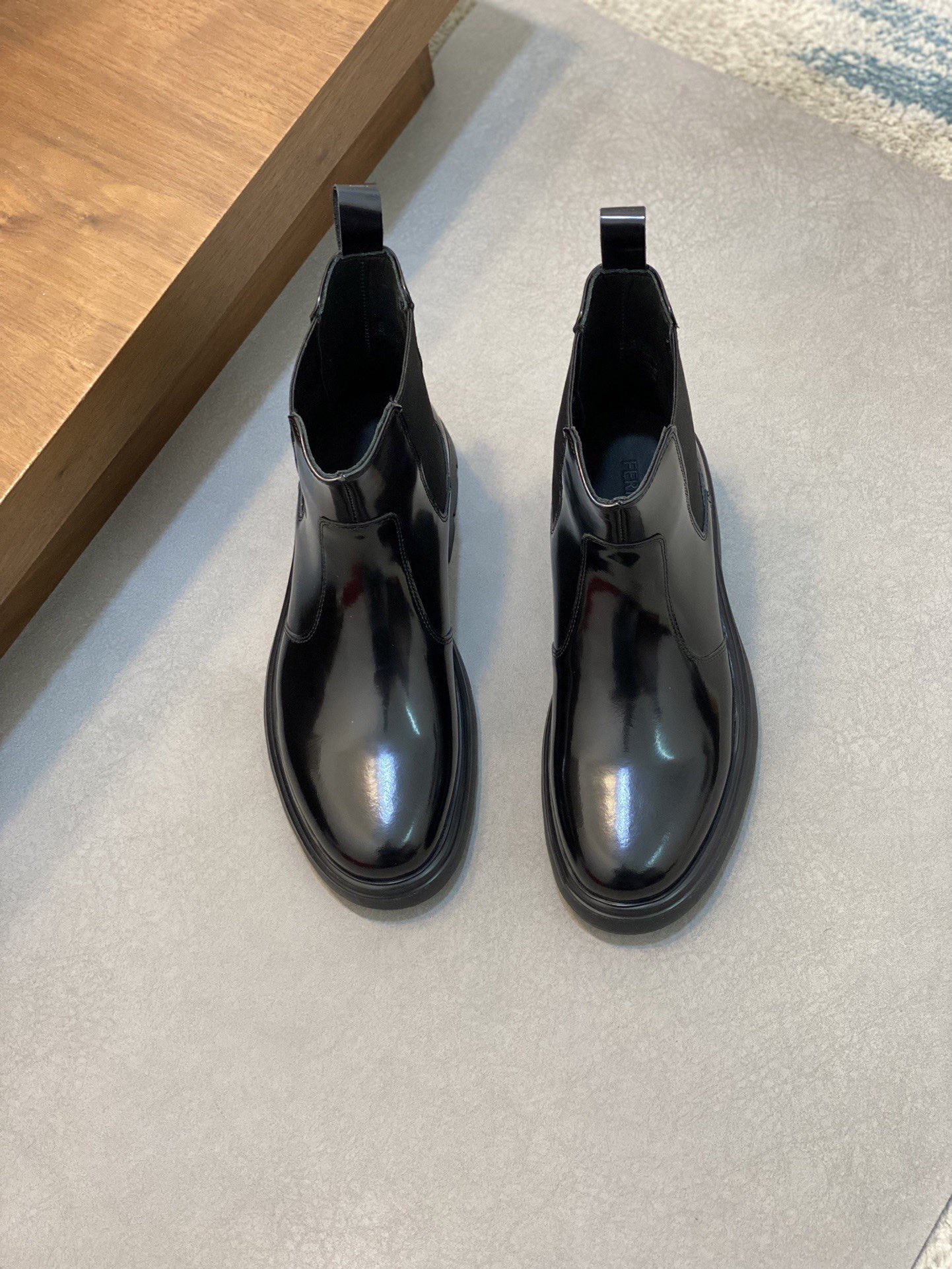 NO:352062,Ferragamo.【Ferragamo】men's high-top boots, the latest hit, 1:1 original single purchase quality, top-notch goods, imported cowhide upper, inner foot pads all use imported cowhide, with original lightweight foamed sole, code 39-44, (38, 45 customized, no return or exchange), ferragamo, ferragamo, boots, cowhide19860909菲拉格慕.【Ferragamo】男士高帮靴,最新爆款,1:1原单代购品质,顶级狠货,鞋面进口牛皮,内里垫脚均采用进口牛皮,配原版轻质发泡大底,配码39-44,(38,45订做不退换),,ferragamo,ferragamo,boots,cowhide,Men's shoes