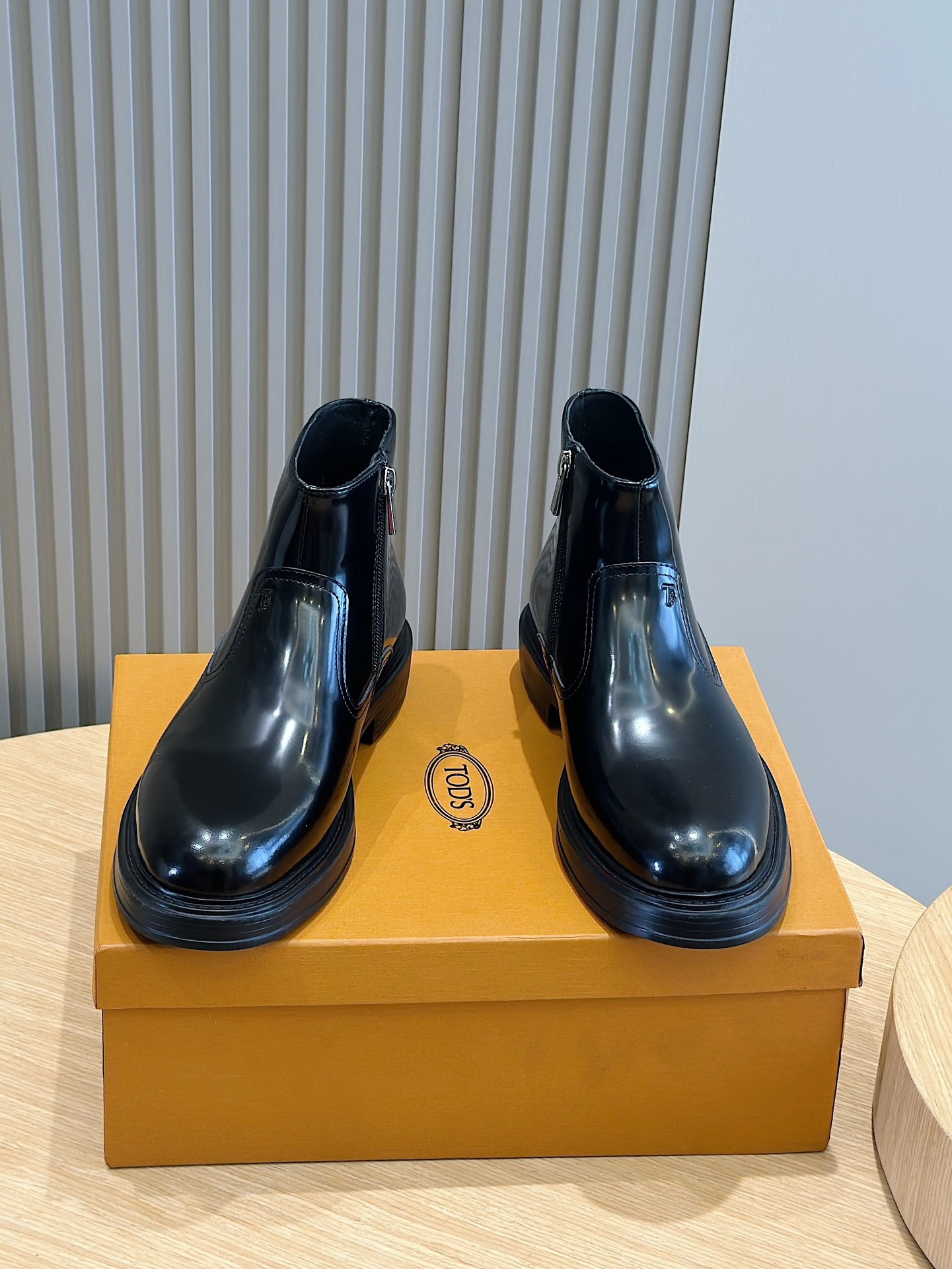NO:604212,[Tod's] Top Size, .39-44 (customized at 38.45) TODS Men's high-top Martin shoes reinterpret the brand's mountaineering tradition and inject urban aesthetic style into the classic hiking boots. They are made of soft cowhide, strong and durable. Upper: imported cow suede, cowhide, cowhide lining, Tod's, boots, cowhide19860909【Tod's】顶级 Size,.39-44(38.45订做) TODS 托德斯 男士高帮马丁鞋 重新演绎品牌的登山传统,为经典徒步靴注入城市美学风格,采用柔软牛皮制成,结实耐穿 鞋面:进口牛反绒,牛皮,牛皮内里,,Tod's,boots,cowhide,Men's shoes