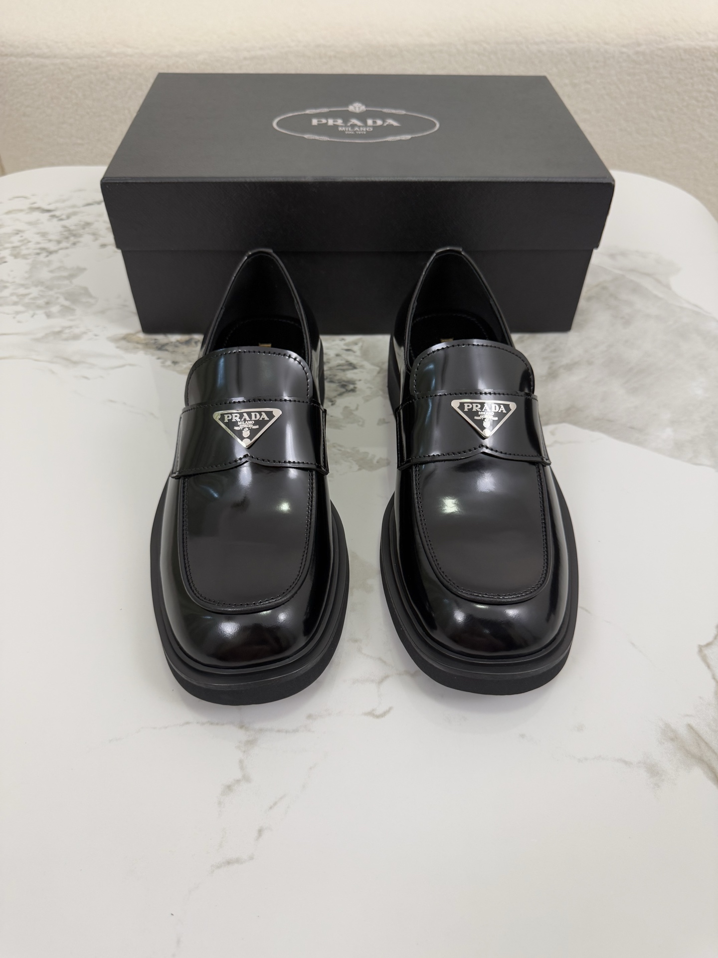 NO:352042,PRADA Classic men's loafers - top quality, presenting novel silhouettes and exquisite details, with a new design style. This shoe is made of shiny leather, triangular logo decoration, the details of the seam and original outsole are unique. Calf leather material, cowhide. Details lightweight foam sole Size39-44 (customized for 38.45),,prada,prada,loafers,cowhide19860909PRADA 普拉达 经典的男士乐福鞋－顶级品质 呈现出新颖廓形与精致细节,设计风格涣散一新.这款鞋履甑选亮面皮革打造,三角形徽标装饰 间面线缝边与原厂大底的细节别出心裁 小牛皮材质,牛皮内里.细节轻质发泡鞋底 Size39-44（38.45定做）,,prada,prada,loafers,cowhide,Men's shoes