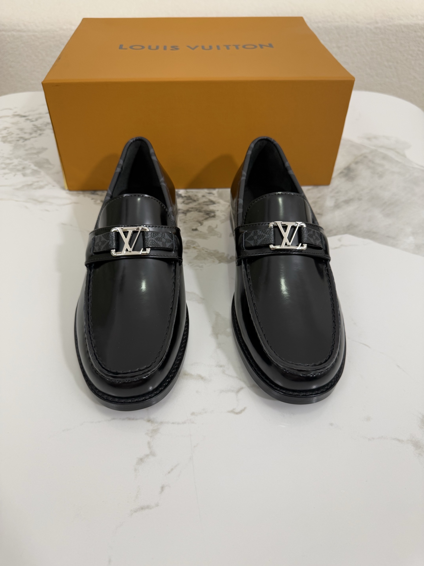 NO:711616,Top Purchasing Agent Lu Street God's Leather Shoes Genuine Outsole Series are on sale at the same time. Original factory configuration, original cowhide fabric imported from Italy, soft and comfortable imported water-dyed cow lining, original leather soles specially provided by the factory and super comfortable, original factory follow-up goods, high quality, you can come in and out at will, welcome to compare and synchronize, code number 38-44 (order 45 46),,cowhide,Leather soles19860909顶级代购 路 炸街男神皮鞋真皮大底系列同步发售原厂配置,意大利进口原版牛皮面料,柔软舒适进口水染牛里 ,鞋底原厂特供原版皮底超级舒适,原厂跟单货 高品质,可随意进出,欢迎对比同步,码数 38-44（订 45 46）,,cowhide,Leather soles,Men's shoes