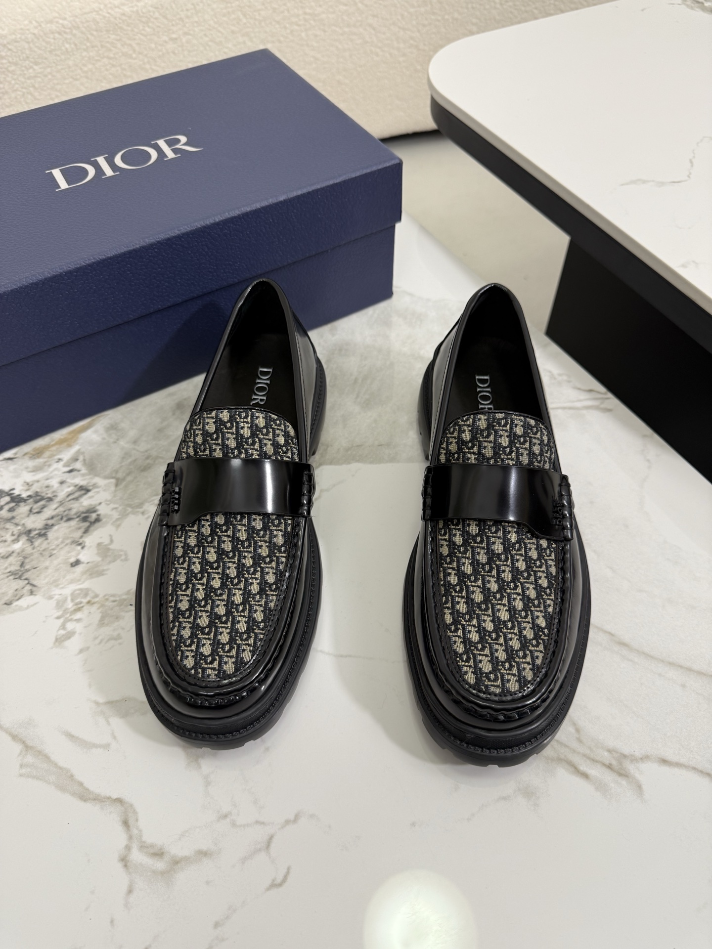 NO:663970,DIOR Dior combines the finest materials with exquisite details. The imported cowhide leather upper is embellished with Gancio buckles, giving it a luxurious look. Imported cowhide lining. TP sole is light and flexible. Size 39-44 (38.45 custom-made),, dior, dior, cowhide19860909DIOR 迪奥 上乘材质与精湛细节于一体,进口牛皮 鞋面点缀Gancio扣饰,焕现奢华风采.进口牛里.TP鞋底轻快 质感柔韧 Size 39-44(38.45订做),,dior,dior,cowhide,Men's shoes