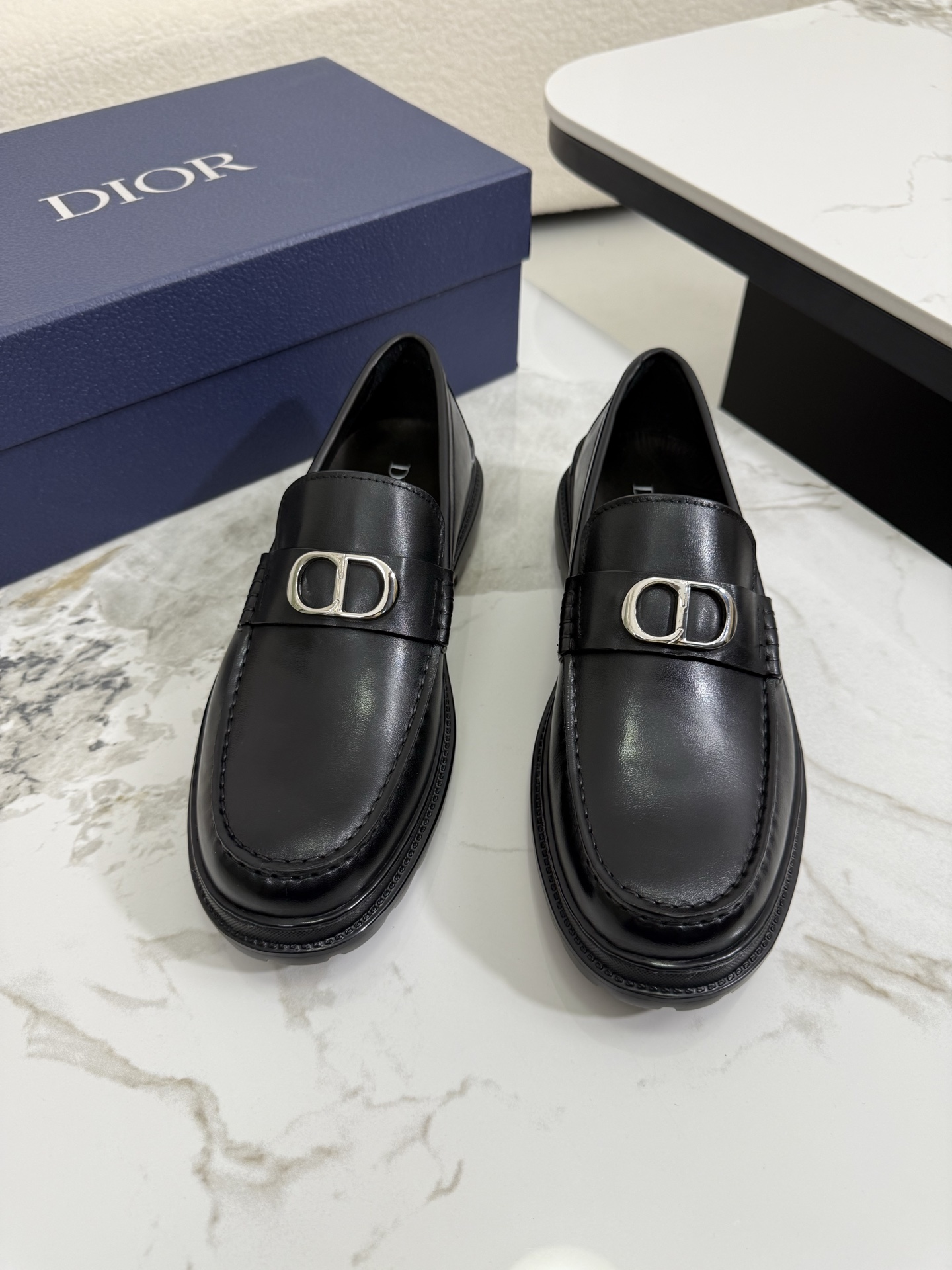 NO:680404,DIOR Dior combines the finest materials with exquisite details. The imported cowhide leather upper is embellished with Gancio buckles, giving it a luxurious look. Imported cowhide lining. TP sole is light and flexible. Size 39-44 (38.45 custom-made),, dior, dior, cowhide19860909DIOR 迪奥 上乘材质与精湛细节于一体,进口牛皮 鞋面点缀Gancio扣饰,焕现奢华风采.进口牛里.TP鞋底轻快 质感柔韧 Size 39-44(38.45订做),,dior,dior,cowhide,Men's shoes