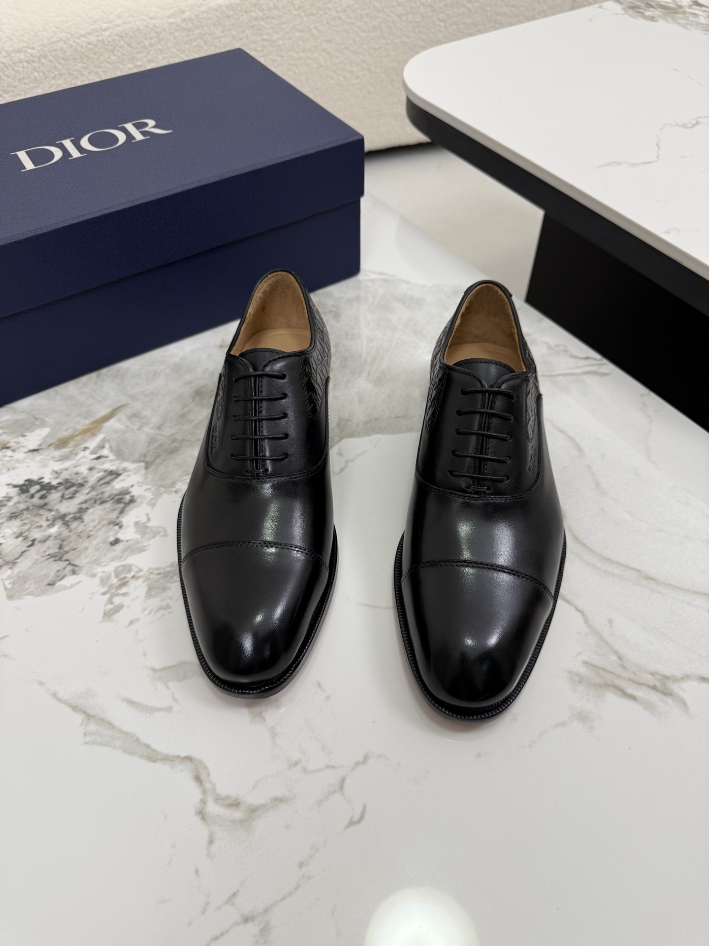 NO:745001,DIOR Dior combines the finest materials with exquisite details. The imported cowhide upper is embellished with Gancio buckles, giving it a luxurious look. Imported cowhide. Original cowhide outsole. Flexible texture. Size 39-44 (38.45.46 customized),, dior, dior, cowhide19860909DIOR 迪奥 上乘材质与精湛细节于一体,进口牛皮 鞋面点缀Gancio扣饰,焕现奢华风采.进口牛里.原版牛皮大底.质感柔韧 Size 39-44(38.45.46订做),,dior,dior,cowhide,Men's shoes