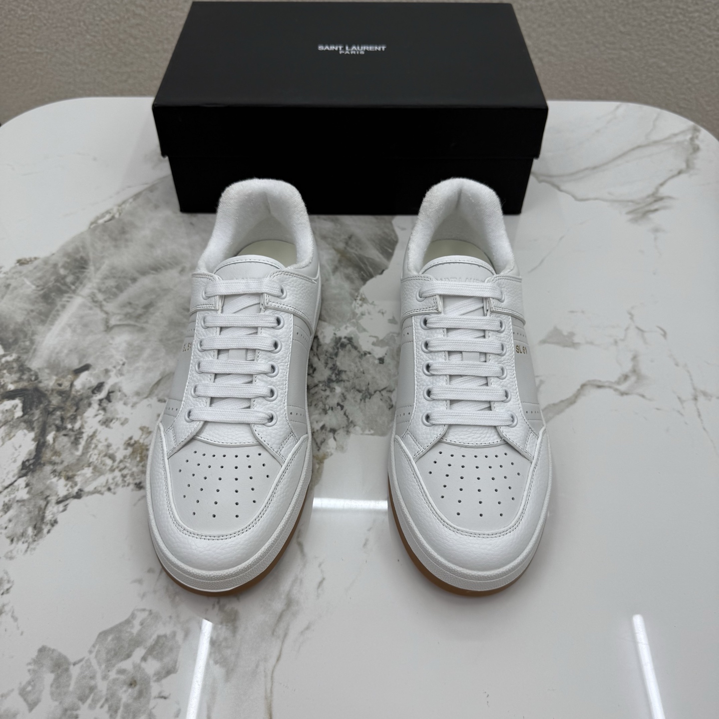 NO:781759,SAINT LAURENT low-top lace-up sneakers, Italian raw grain cowhide + front panel decorated with perforated leather, pull tab decorated with golden SAINT LAURENT logo, side decorated with SL 61 logo, embossed Saint Laurent logo on the back, Tw soft terry cloth lining, which further enhances the softness, breathability and wrapping of the shoe, no midsole lasting method, and memory footbed insole!  The foot feels more comfortable and lighter, the environmentally friendly anti-slip rubber two-color outsole, and the genuine lines around the outsole further enhance the comfort and firmness of the entire pair of shoes, and the details speak for themselves perfectly!  Size38-44 (45 customized),,saint laurent,saint laurent,sneakers,cowhide19860909SAINT LAURENT圣罗兰低帮系带运动鞋,意大利原胚粒面牛皮+正面饰片点缀多孔皮革、拉环饰以金色SAINT LAURENT标志,侧面饰以SL 61标志 后帮压印圣罗兰标志 内里Tw柔软毛巾布、更加增强鞋子的柔软性、透气性及包裹性、无中底套楦做法、加记忆脚床鞋垫！脚感更加无比舒适轻便 、环保防滑橡胶双色大底、大底周圈车真线 更加增强了整双鞋子的舒适度 牢固度 完美用细节说话 ！Size38-44（45定做）,,saint laurent,saint laurent,sneakers,cowhide,Men's shoes