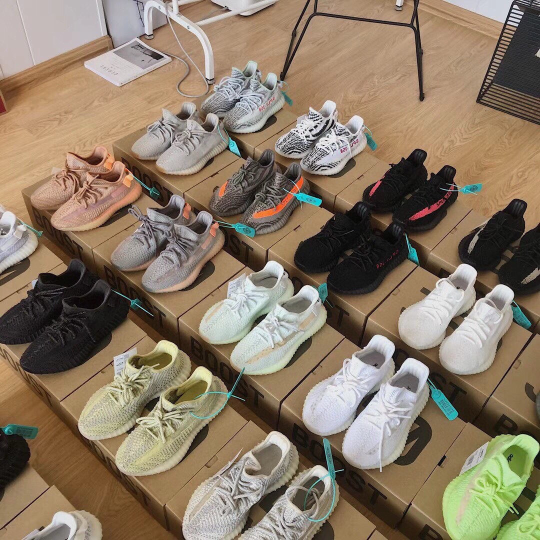 Yeezy Boost 350 V2 Blind Box - Surprise Colorways and Styles! 4 i1744554363847 1361 0 2