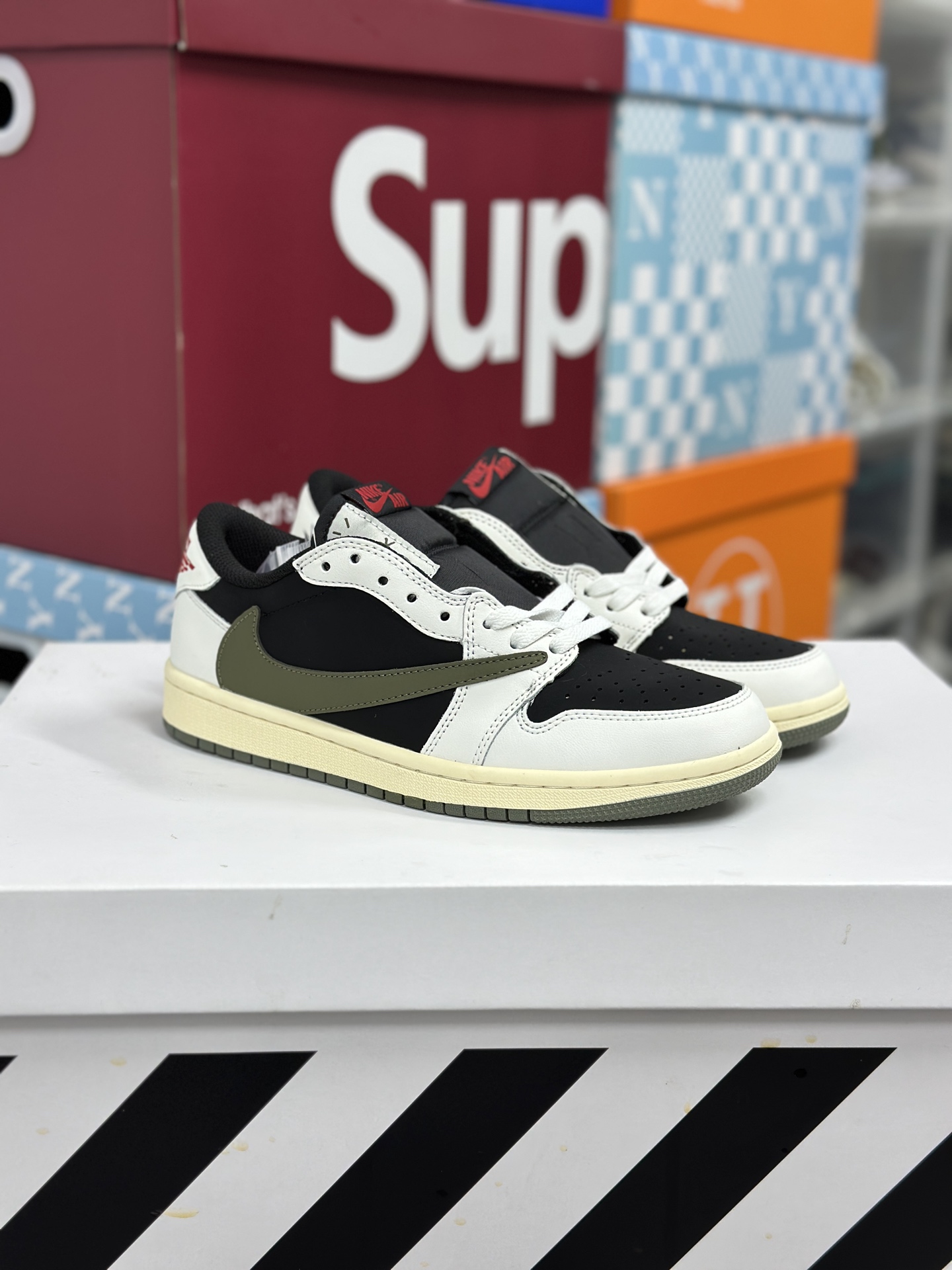 自取💰110 巅峰版
Nike Air Jordan 1 Low OG SP"Military Blue"AJ1乔1倒勾 2025年新款 低帮篮球鞋 AJ1 乔丹1代 aj1 乔1 反向脚趾复古运动鞋。潮鞋推荐好看不贵 我家鞋子质量超好 爆款 乔丹代经典低帮化文百搭休闲动运篮球鞋“TS藤浩原联名闪电倒钩”采用软纳质帕头层皮革面鞋材质,中注底胶孔及缜密中拉底帮工艺,内置垫气及耐磨橡胶大底。亮点之处在于鞋侧的倒置 Swoosh。错版灵感来源于洛杉矶球鞋店铺收到一双特别的错版勾子倒过来,研发出反向勾的设计。
货号:DM4137-106
码数:36/46