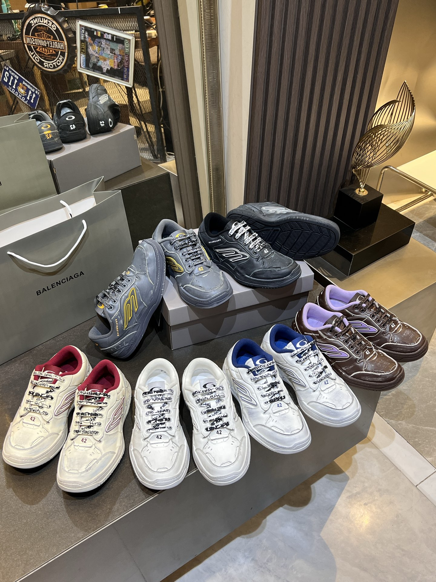 NO:352038,Real price Balenciaga Winter25 autumn and winter Hamp tons sneakers. The creative genius Deanna reshapes the fashion definition of the Winter25 series under the helm of the creative genius Deanna reshapes the fashion definition, and this Hampton sneaker is particularly eye-catching. It is based on classic shoes, decorated with 3B Spores and Spores logos, created a streamlined outline, and selected real leather materials. The upper is made of asymmetrical tailoring design, accompanied by burrs, full of old marks, exposed stitches on the wear edges, loose stitches in the details, as well as car hole marks, scratch marks and asymmetrical design to create a retro and casual atmosphere. The shoelaces have a raven-style brand logo and curved toe structure, and the unruly and personality with DIY. It highlights the unique hand-crafted texture and recreates a casual aesthetic model!  !  !  Original imported fabric, cowhide, short velvet fabric, original sole, open mold rubber combination sole. Sole 3CM thick. Size: 35-45.,,balenciaga,balenciaga,sneakers,cowhide19860909实价 巴黎世家BaLenciaga Winter25秋冬Hamp tons运动鞋.创意鬼才Deanna掌舵下Winter25系列重塑时尚定义、而这款Hampton运动鞋尤为吸睛. 它以经典鞋履为原型、饰以3B Spores与Spores标志、打造流线型轮廓、精选真牛皮材质精制而成. 鞋面釆用不对称剪裁设计辅以毛边、满是做旧痕迹、磨损边缘外露缝线、细节处松脱的缝线以及车孔痕辸、刮擦痕辸与不对称设计营造出复古随性氛围.鞋带外途鸦式品牌标识与弯曲鞋头结构、自带DIY的不羁与个性.彰显独具一格的手工质感、再造休闲美学典范！！！ 面料原版进口头层牛皮. 内里短绒布. 鞋底原版开模橡胶组合大底. 底厚3CM. Size:35—45.,,balenciaga,balenciaga,sneakers,cowhide,Men's shoes