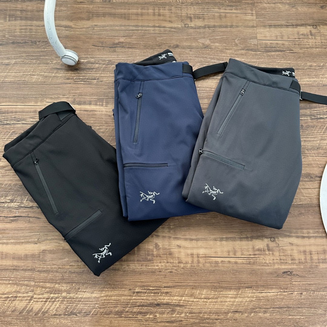 💰130
软壳冲锋裤，耐磨保暖！户外必备 
始祖鸟加绒加厚秋冬速干长裤 始Z鸟男款轻便灵活快干立体剪裁徒步运动裤 ，始祖鸟速干裤， 金属扣腰带更加精致,裁剪更修身， 更加适合运动,质感耐磨有增强， 整体风格糅合了ROCK系列元素。 特点：采用TerraTex面料，富有弹性、柔软舒适， 此面料具有优异的耐用性、透气性和吸湿排汗性能。 定位：轻便快干、弹力强，修身剪裁的远足短裤 剪裁：修身剪裁。 面料：TerraTex-94%尼龙，6%弹性纤维 运动修身型全新，吊牌齐全。 本款裤面料带弹力，
 颜色:黑色 灰色 藏青
手工测量，
模特身高183  体重156穿L
建议对比
如有1-3cm均为正常误差， 
细节尺寸：
 M裤长105 腰宽82 臀宽104 
L裤长107 腰宽86 臀宽108
 XL裤长109 腰宽90 臀宽112
 XXL裤长111 腰宽94简