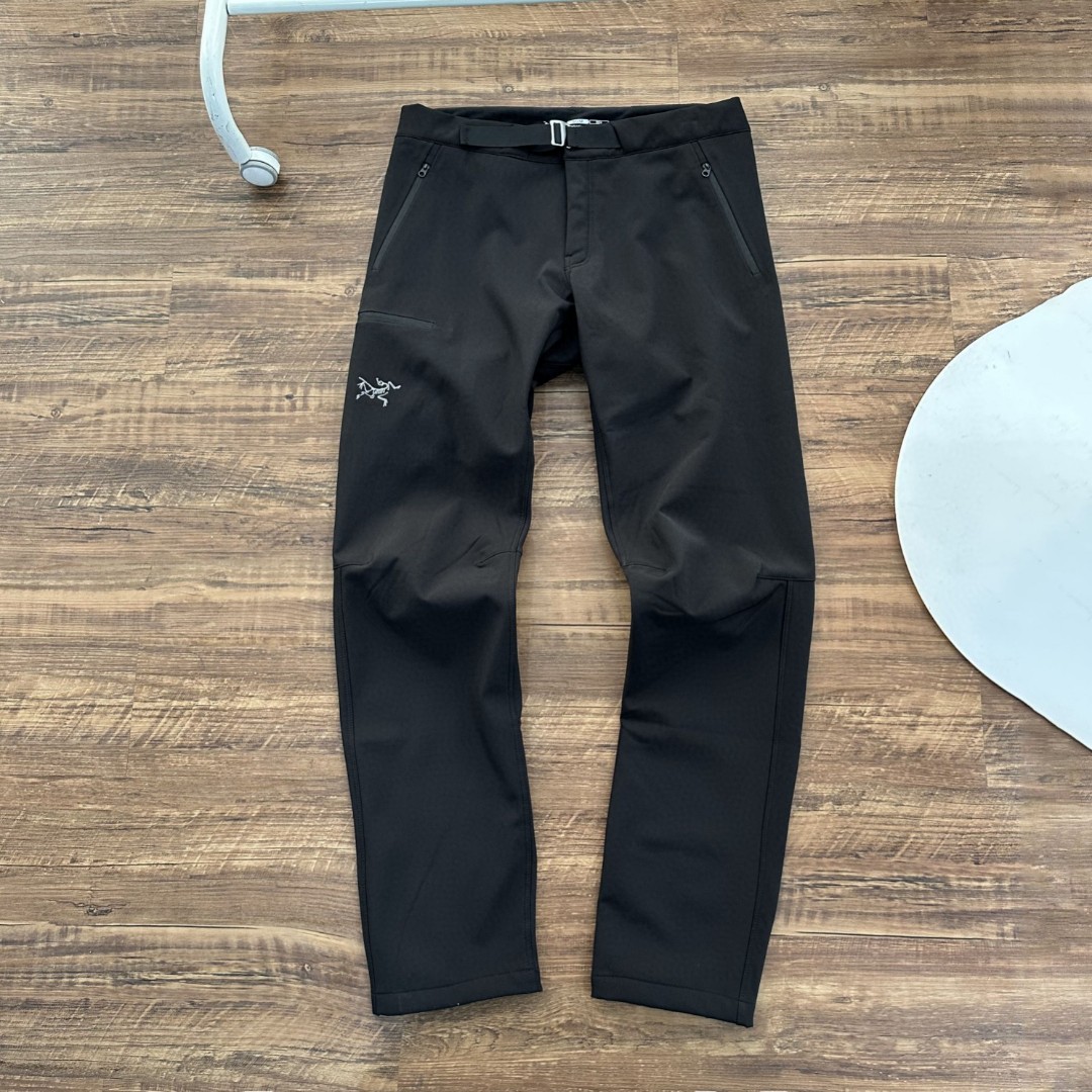 💰130
软壳冲锋裤，耐磨保暖！户外必备 
始祖鸟加绒加厚秋冬速干长裤 始Z鸟男款轻便灵活快干立体剪裁徒步运动裤 ，始祖鸟速干裤， 金属扣腰带更加精致,裁剪更修身， 更加适合运动,质感耐磨有增强， 整体风格糅合了ROCK系列元素。 特点：采用TerraTex面料，富有弹性、柔软舒适， 此面料具有优异的耐用性、透气性和吸湿排汗性能。 定位：轻便快干、弹力强，修身剪裁的远足短裤 剪裁：修身剪裁。 面料：TerraTex-94%尼龙，6%弹性纤维 运动修身型全新，吊牌齐全。 本款裤面料带弹力，
 颜色:黑色 灰色 藏青
手工测量，
模特身高183  体重156穿L
建议对比
如有1-3cm均为正常误差， 
细节尺寸：
 M裤长105 腰宽82 臀宽104 
L裤长107 腰宽86 臀宽108
 XL裤长109 腰宽90 臀宽112
 XXL裤长111 腰宽94简