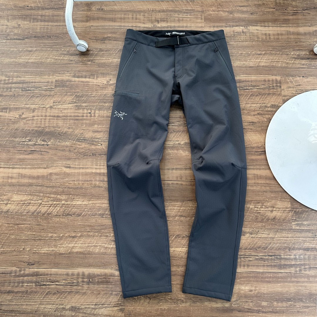 💰130
软壳冲锋裤，耐磨保暖！户外必备 
始祖鸟加绒加厚秋冬速干长裤 始Z鸟男款轻便灵活快干立体剪裁徒步运动裤 ，始祖鸟速干裤， 金属扣腰带更加精致,裁剪更修身， 更加适合运动,质感耐磨有增强， 整体风格糅合了ROCK系列元素。 特点：采用TerraTex面料，富有弹性、柔软舒适， 此面料具有优异的耐用性、透气性和吸湿排汗性能。 定位：轻便快干、弹力强，修身剪裁的远足短裤 剪裁：修身剪裁。 面料：TerraTex-94%尼龙，6%弹性纤维 运动修身型全新，吊牌齐全。 本款裤面料带弹力，
 颜色:黑色 灰色 藏青
手工测量，
模特身高183  体重156穿L
建议对比
如有1-3cm均为正常误差， 
细节尺寸：
 M裤长105 腰宽82 臀宽104 
L裤长107 腰宽86 臀宽108
 XL裤长109 腰宽90 臀宽112
 XXL裤长111 腰宽94简