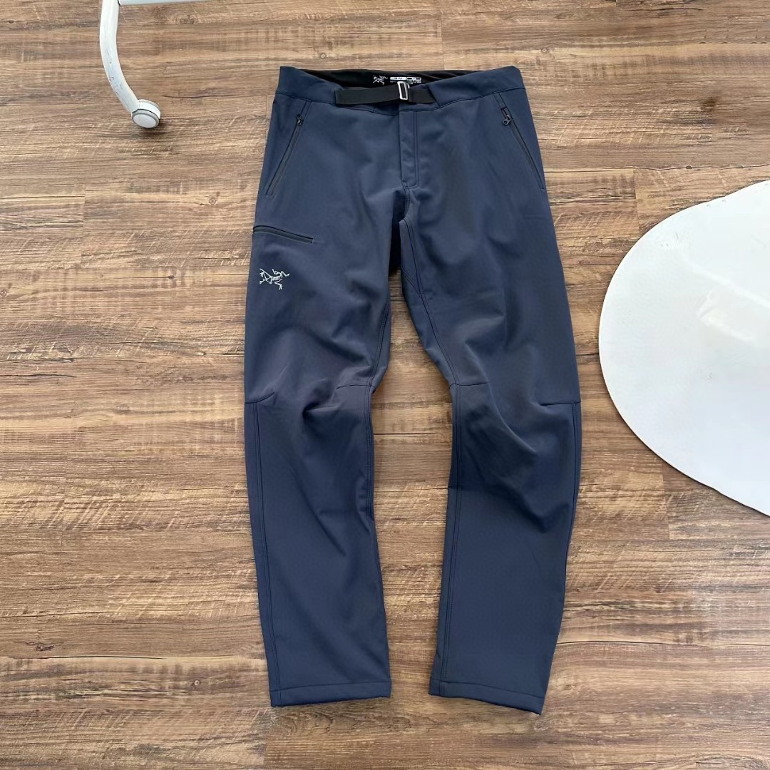 💰130
软壳冲锋裤，耐磨保暖！户外必备 
始祖鸟加绒加厚秋冬速干长裤 始Z鸟男款轻便灵活快干立体剪裁徒步运动裤 ，始祖鸟速干裤， 金属扣腰带更加精致,裁剪更修身， 更加适合运动,质感耐磨有增强， 整体风格糅合了ROCK系列元素。 特点：采用TerraTex面料，富有弹性、柔软舒适， 此面料具有优异的耐用性、透气性和吸湿排汗性能。 定位：轻便快干、弹力强，修身剪裁的远足短裤 剪裁：修身剪裁。 面料：TerraTex-94%尼龙，6%弹性纤维 运动修身型全新，吊牌齐全。 本款裤面料带弹力，
 颜色:黑色 灰色 藏青
手工测量，
模特身高183  体重156穿L
建议对比
如有1-3cm均为正常误差， 
细节尺寸：
 M裤长105 腰宽82 臀宽104 
L裤长107 腰宽86 臀宽108
 XL裤长109 腰宽90 臀宽112
 XXL裤长111 腰宽94简