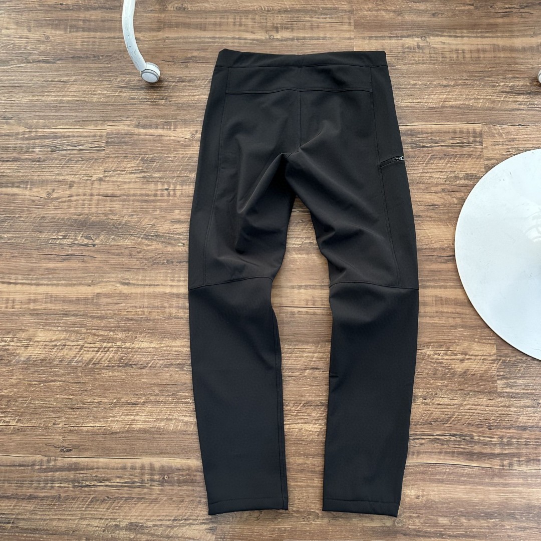 💰130
软壳冲锋裤，耐磨保暖！户外必备 
始祖鸟加绒加厚秋冬速干长裤 始Z鸟男款轻便灵活快干立体剪裁徒步运动裤 ，始祖鸟速干裤， 金属扣腰带更加精致,裁剪更修身， 更加适合运动,质感耐磨有增强， 整体风格糅合了ROCK系列元素。 特点：采用TerraTex面料，富有弹性、柔软舒适， 此面料具有优异的耐用性、透气性和吸湿排汗性能。 定位：轻便快干、弹力强，修身剪裁的远足短裤 剪裁：修身剪裁。 面料：TerraTex-94%尼龙，6%弹性纤维 运动修身型全新，吊牌齐全。 本款裤面料带弹力，
 颜色:黑色 灰色 藏青
手工测量，
模特身高183  体重156穿L
建议对比
如有1-3cm均为正常误差， 
细节尺寸：
 M裤长105 腰宽82 臀宽104 
L裤长107 腰宽86 臀宽108
 XL裤长109 腰宽90 臀宽112
 XXL裤长111 腰宽94简