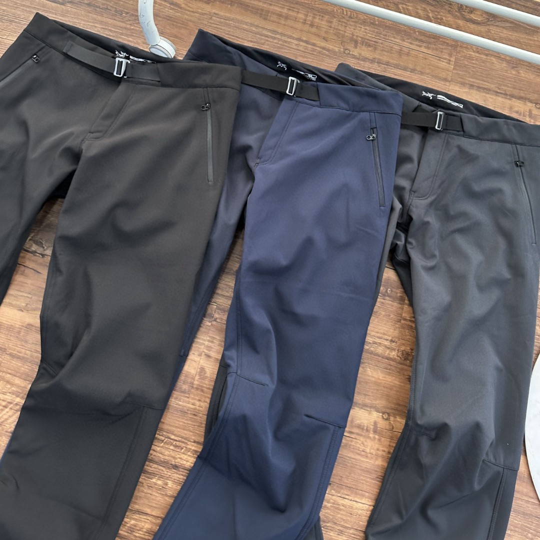 💰130
软壳冲锋裤，耐磨保暖！户外必备 
始祖鸟加绒加厚秋冬速干长裤 始Z鸟男款轻便灵活快干立体剪裁徒步运动裤 ，始祖鸟速干裤， 金属扣腰带更加精致,裁剪更修身， 更加适合运动,质感耐磨有增强， 整体风格糅合了ROCK系列元素。 特点：采用TerraTex面料，富有弹性、柔软舒适， 此面料具有优异的耐用性、透气性和吸湿排汗性能。 定位：轻便快干、弹力强，修身剪裁的远足短裤 剪裁：修身剪裁。 面料：TerraTex-94%尼龙，6%弹性纤维 运动修身型全新，吊牌齐全。 本款裤面料带弹力，
 颜色:黑色 灰色 藏青
手工测量，
模特身高183  体重156穿L
建议对比
如有1-3cm均为正常误差， 
细节尺寸：
 M裤长105 腰宽82 臀宽104 
L裤长107 腰宽86 臀宽108
 XL裤长109 腰宽90 臀宽112
 XXL裤长111 腰宽94简