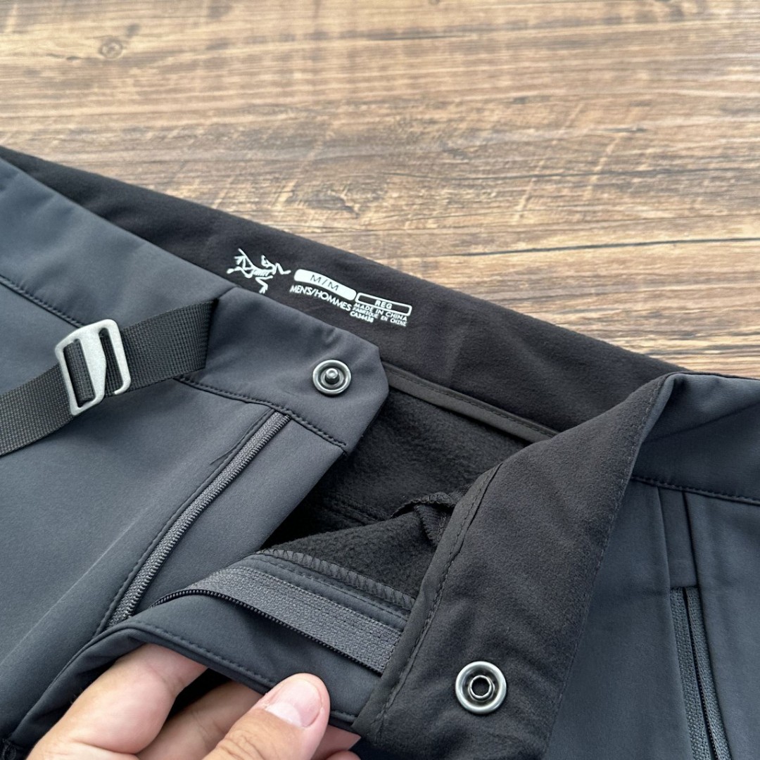 💰130
软壳冲锋裤，耐磨保暖！户外必备 
始祖鸟加绒加厚秋冬速干长裤 始Z鸟男款轻便灵活快干立体剪裁徒步运动裤 ，始祖鸟速干裤， 金属扣腰带更加精致,裁剪更修身， 更加适合运动,质感耐磨有增强， 整体风格糅合了ROCK系列元素。 特点：采用TerraTex面料，富有弹性、柔软舒适， 此面料具有优异的耐用性、透气性和吸湿排汗性能。 定位：轻便快干、弹力强，修身剪裁的远足短裤 剪裁：修身剪裁。 面料：TerraTex-94%尼龙，6%弹性纤维 运动修身型全新，吊牌齐全。 本款裤面料带弹力，
 颜色:黑色 灰色 藏青
手工测量，
模特身高183  体重156穿L
建议对比
如有1-3cm均为正常误差， 
细节尺寸：
 M裤长105 腰宽82 臀宽104 
L裤长107 腰宽86 臀宽108
 XL裤长109 腰宽90 臀宽112
 XXL裤长111 腰宽94简