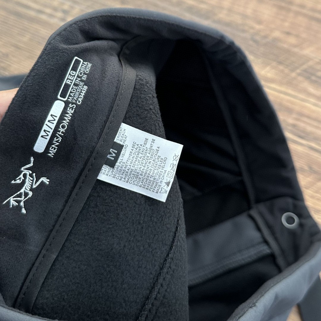 💰130
软壳冲锋裤，耐磨保暖！户外必备 
始祖鸟加绒加厚秋冬速干长裤 始Z鸟男款轻便灵活快干立体剪裁徒步运动裤 ，始祖鸟速干裤， 金属扣腰带更加精致,裁剪更修身， 更加适合运动,质感耐磨有增强， 整体风格糅合了ROCK系列元素。 特点：采用TerraTex面料，富有弹性、柔软舒适， 此面料具有优异的耐用性、透气性和吸湿排汗性能。 定位：轻便快干、弹力强，修身剪裁的远足短裤 剪裁：修身剪裁。 面料：TerraTex-94%尼龙，6%弹性纤维 运动修身型全新，吊牌齐全。 本款裤面料带弹力，
 颜色:黑色 灰色 藏青
手工测量，
模特身高183  体重156穿L
建议对比
如有1-3cm均为正常误差， 
细节尺寸：
 M裤长105 腰宽82 臀宽104 
L裤长107 腰宽86 臀宽108
 XL裤长109 腰宽90 臀宽112
 XXL裤长111 腰宽94简