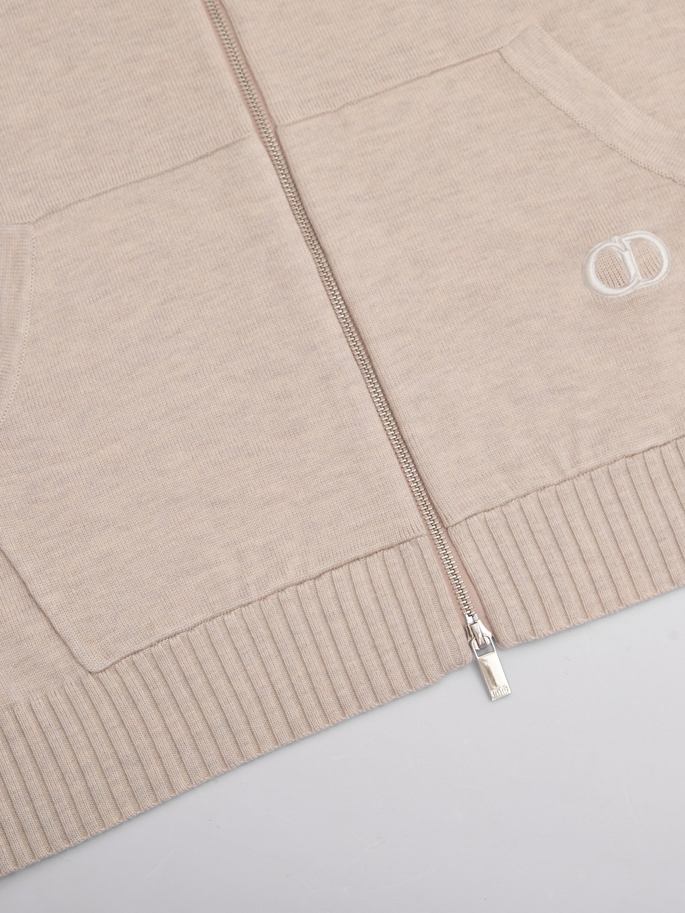 CJCR Wool Coat with CD Embroidery: Classic Design for Men and Women - 图片 5