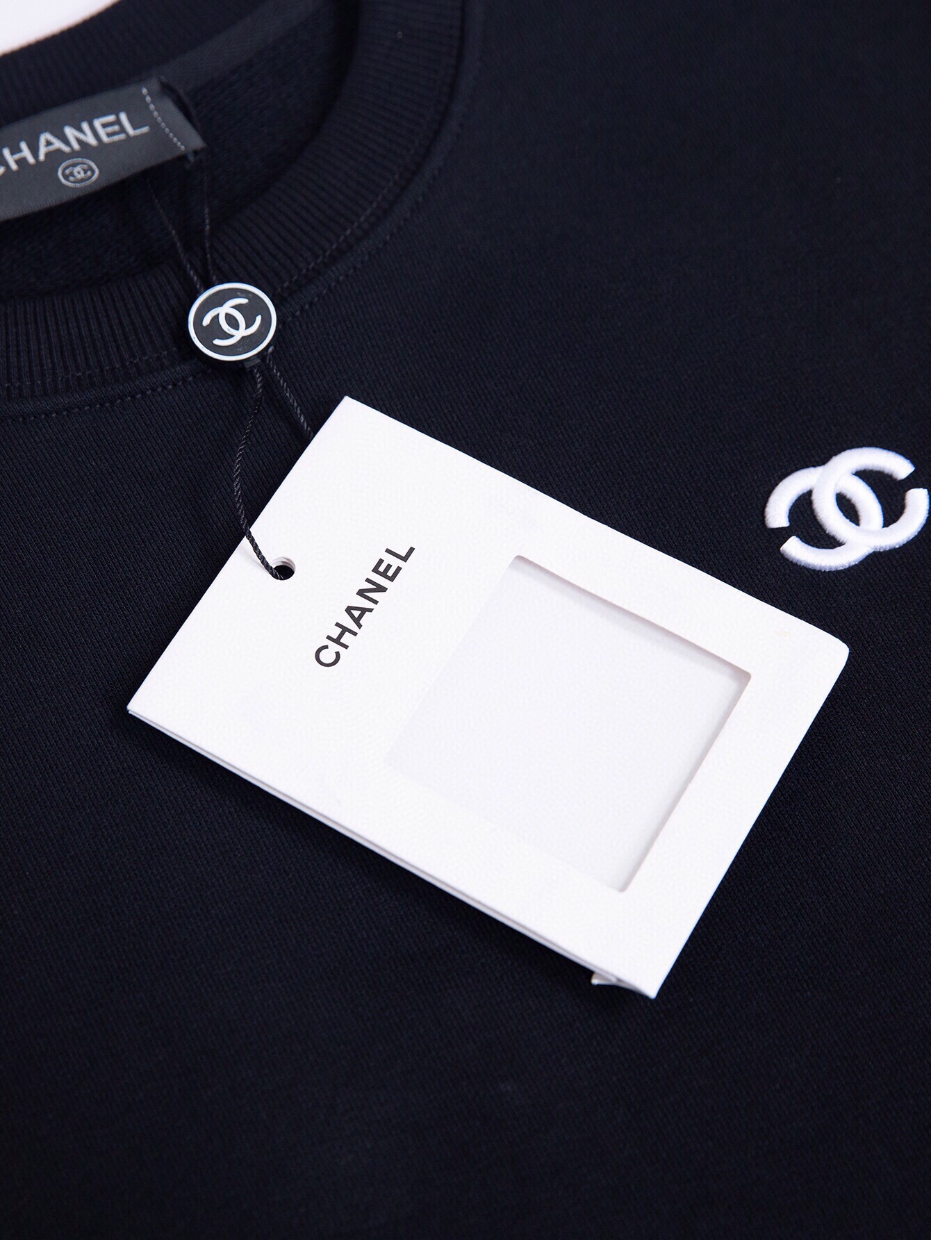 Chanel’s CJCR (ZP Version) Unisex Embroidered Collar Coat in Black and White. Sizes SM, L, XL. - 图片 6