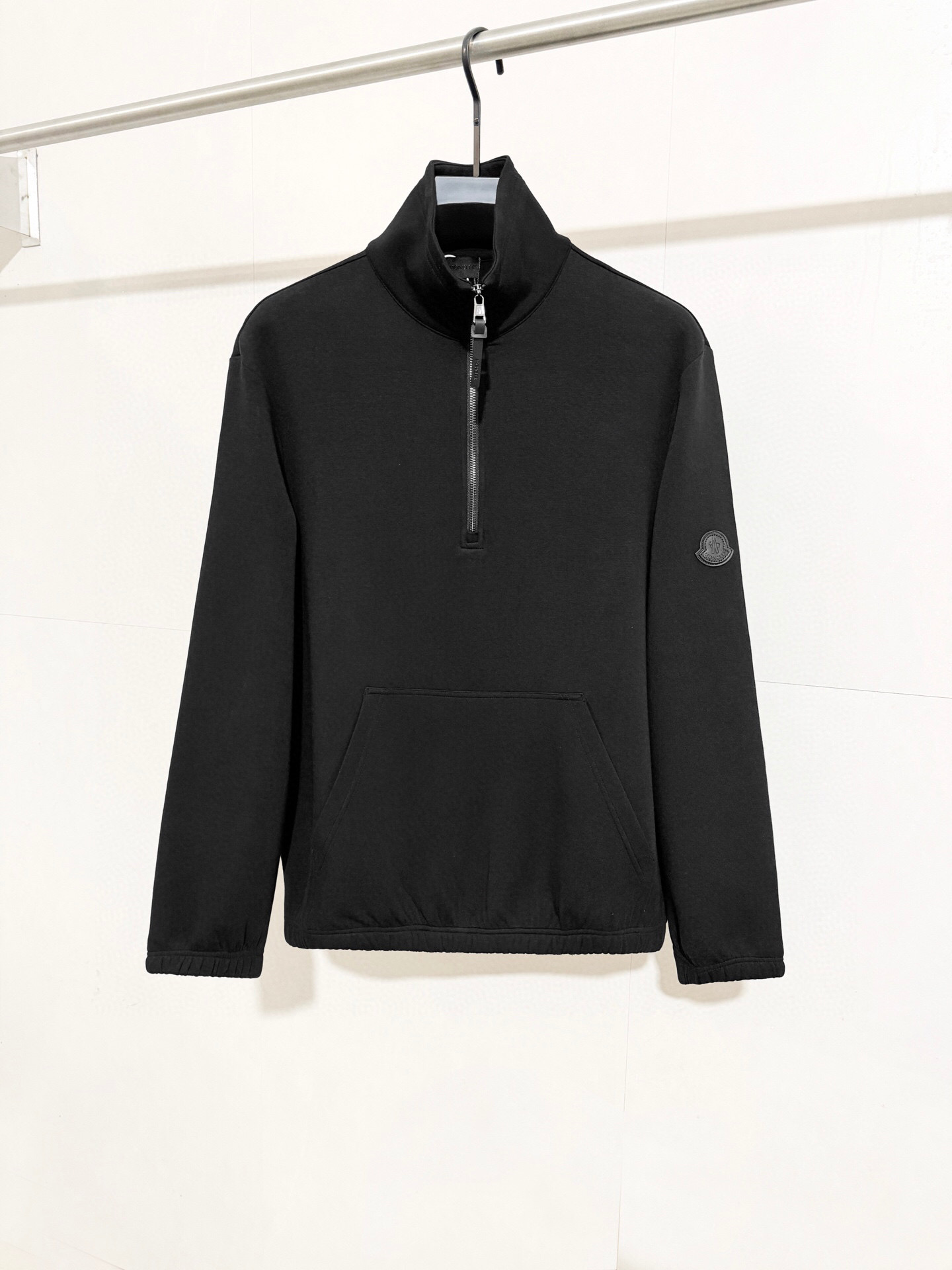 (Versión ZP) - Clásico de Moncler: sudadera con cuello redondo, cremallera parcial, insignia de cuero genuino, estilo m…