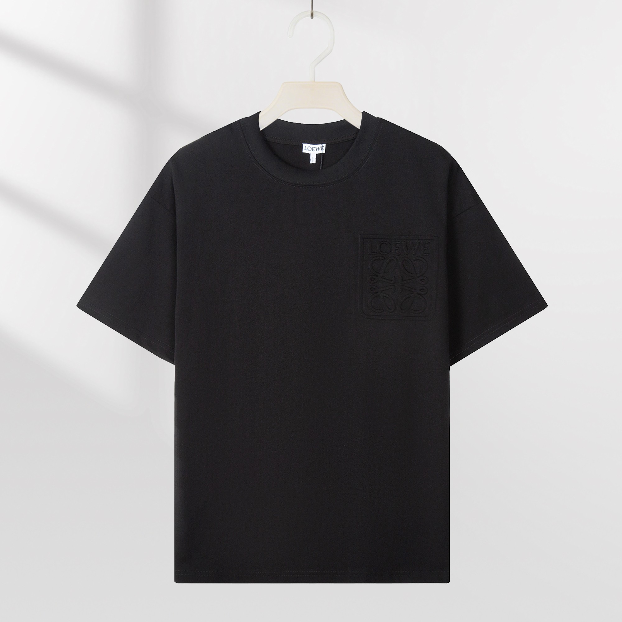 Camiseta de manga corta con logo P85 LOEWE en relieve, tejido 100% puro algodón de doble hilo, completa con tres etique…