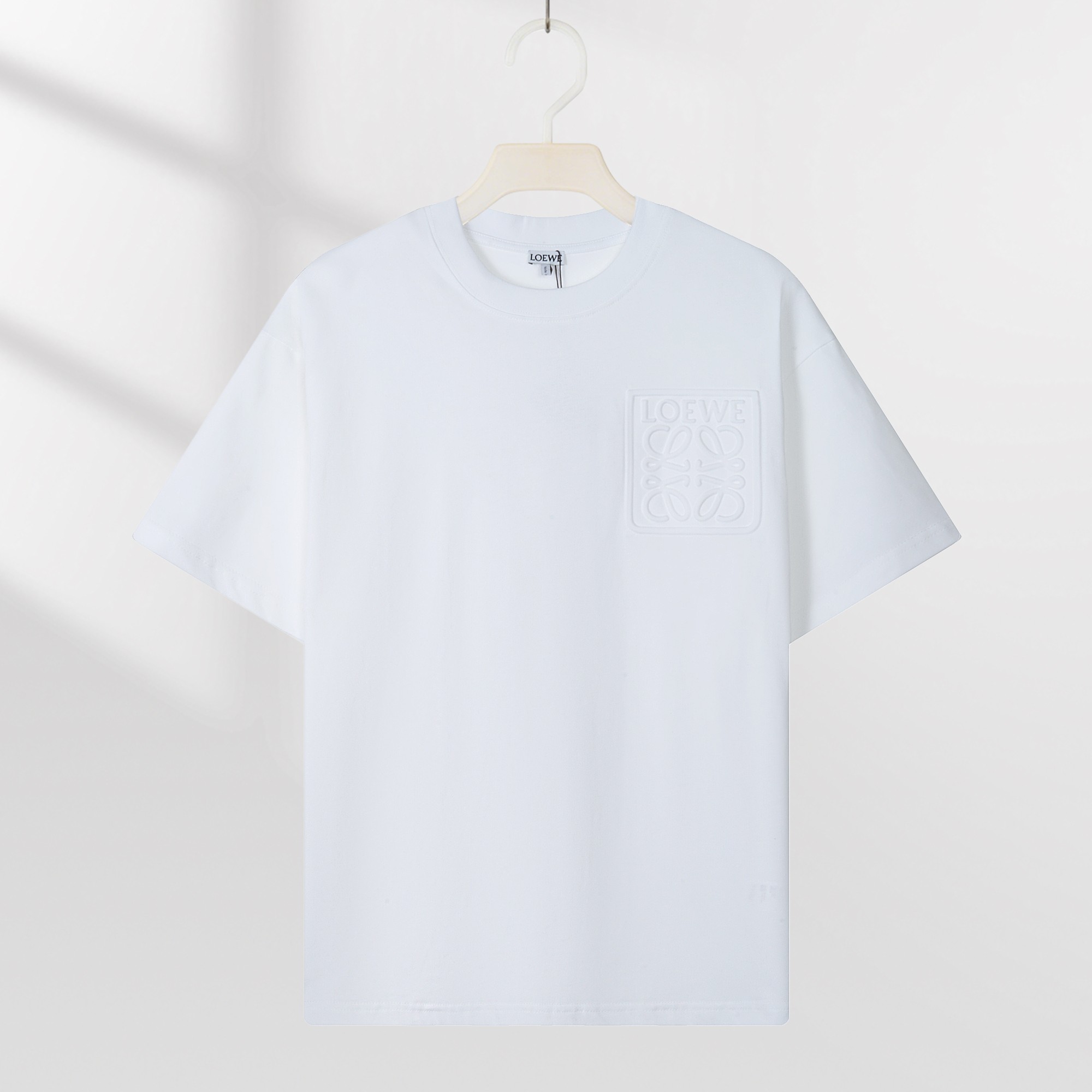 Camiseta de manga corta con logo P85 LOEWE en relieve, tejido 100% puro algodón de doble hilo, completa con tres etique…