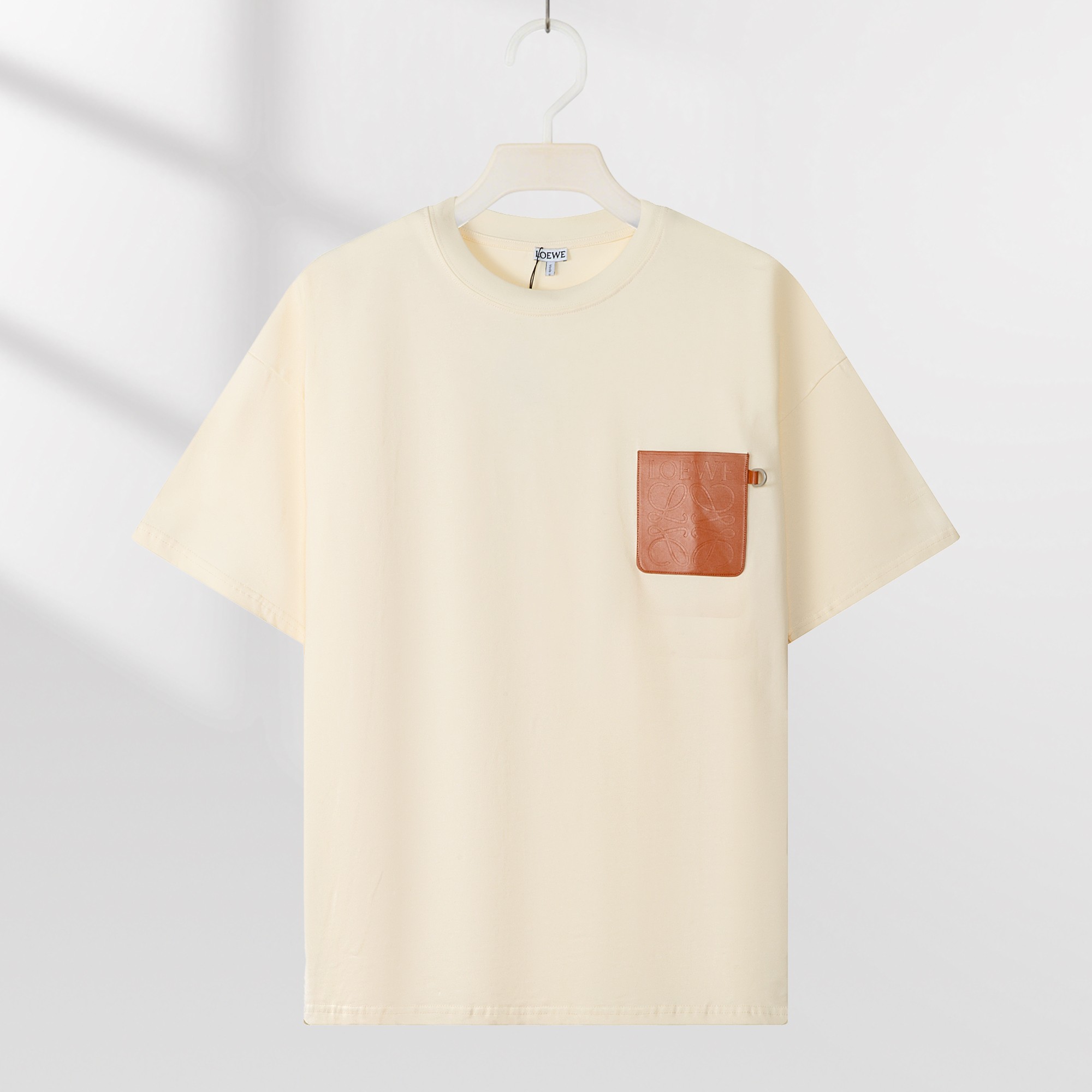Camiseta de manga corta con logo P85 LOEWE en relieve, tejido 100% puro algodón de doble hilo, completa con tres etique…