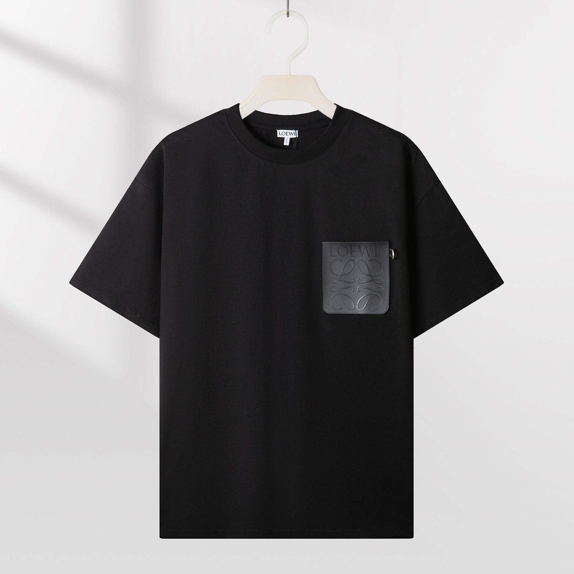 Camiseta de manga corta con logo P85 LOEWE en relieve, tejido 100% puro algodón de doble hilo, completa con tres etique…