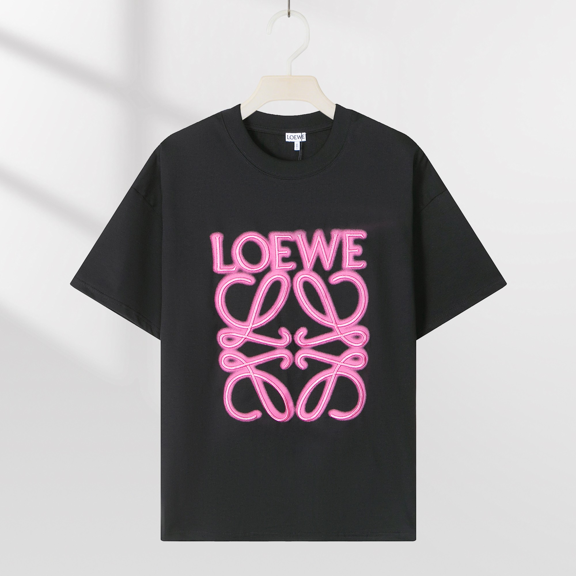 Camiseta de manga corta bordada con logo P85 LOEWE, tejido 100% puro algodón de doble hilo, completa con tres etiquetas…