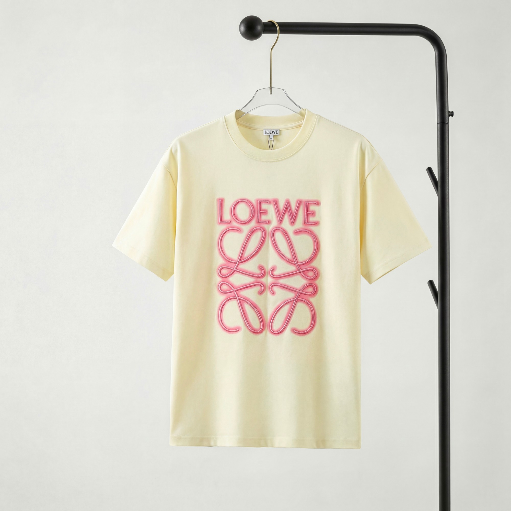 Camiseta de manga corta bordada con logo P85 LOEWE, tejido 100% puro algodón de doble hilo, completa con tres etiquetas…
