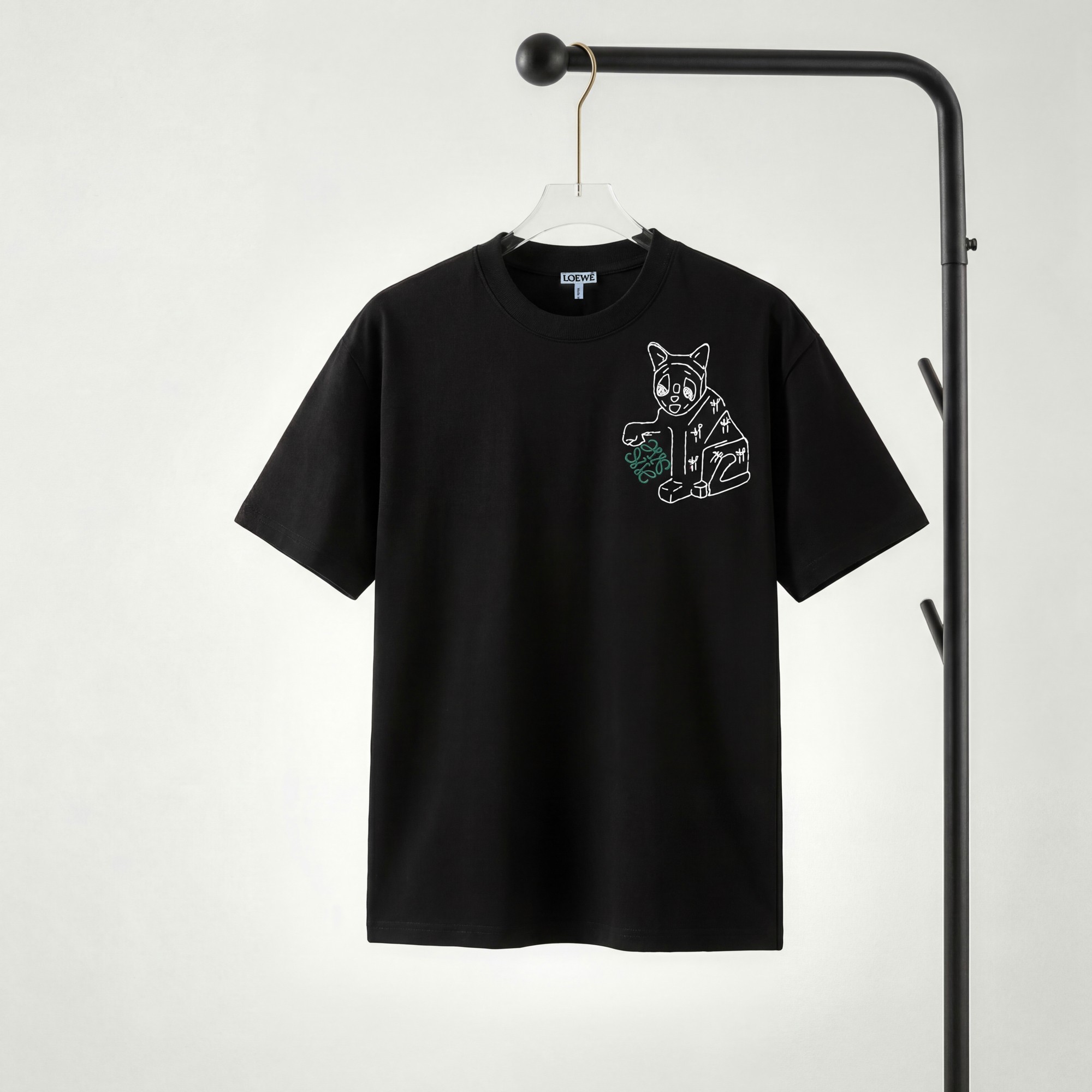 Camiseta de manga corta con logo P85 LOEWE bordado, tejido 100% puro algodón de doble hilo, completa con tres etiquetas…