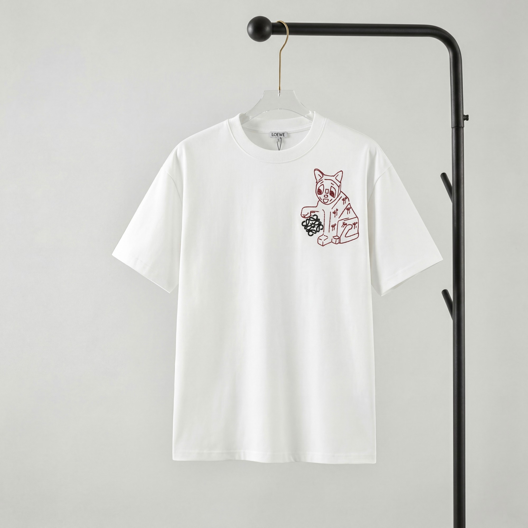 Camiseta de manga corta con logo P85 LOEWE bordado, tejido 100% puro algodón de doble hilo, completa con tres etiquetas…