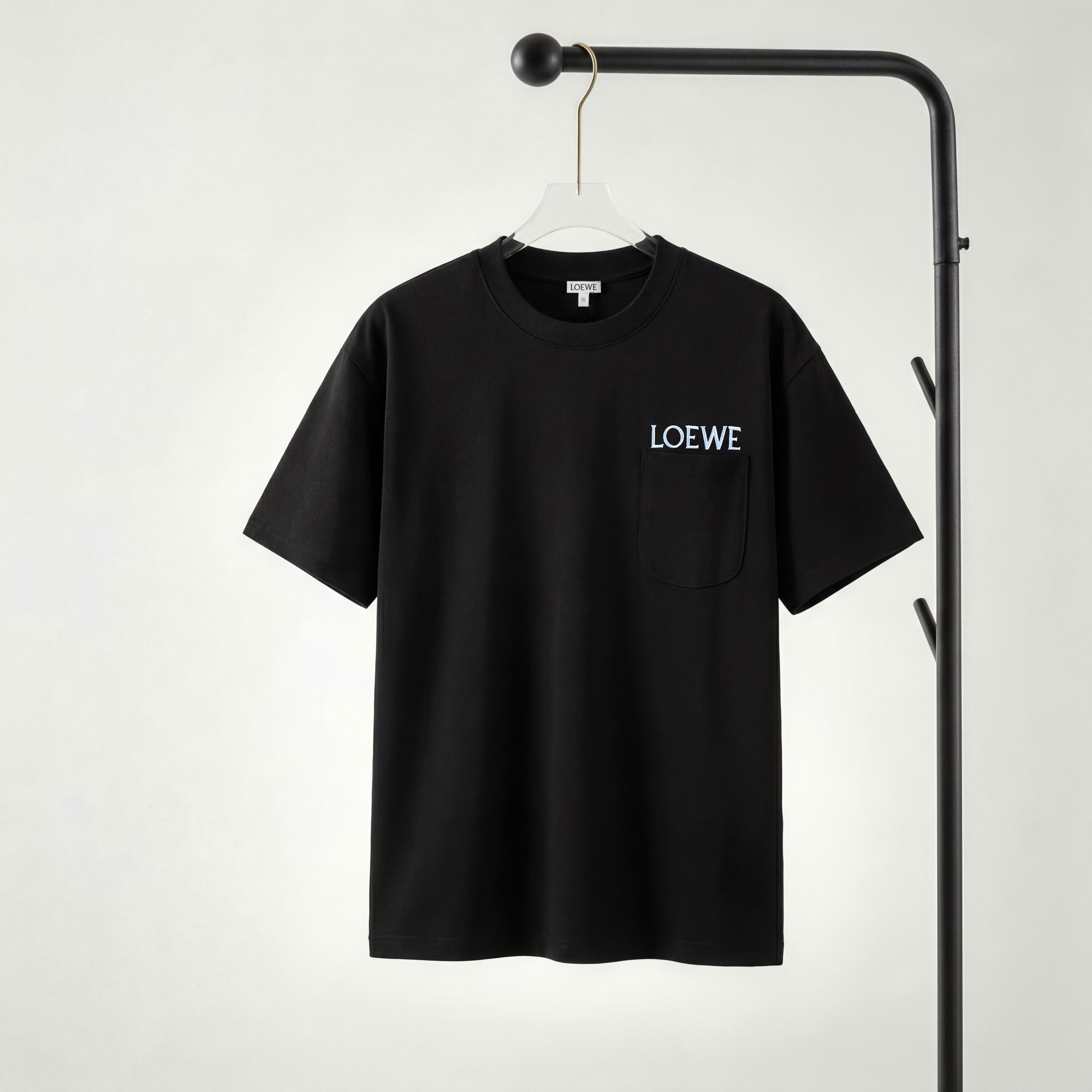 Camiseta de manga corta con logo P85 LOEWE bordado, tejido 100% puro algodón de doble hilo, completa con tres etiquetas…