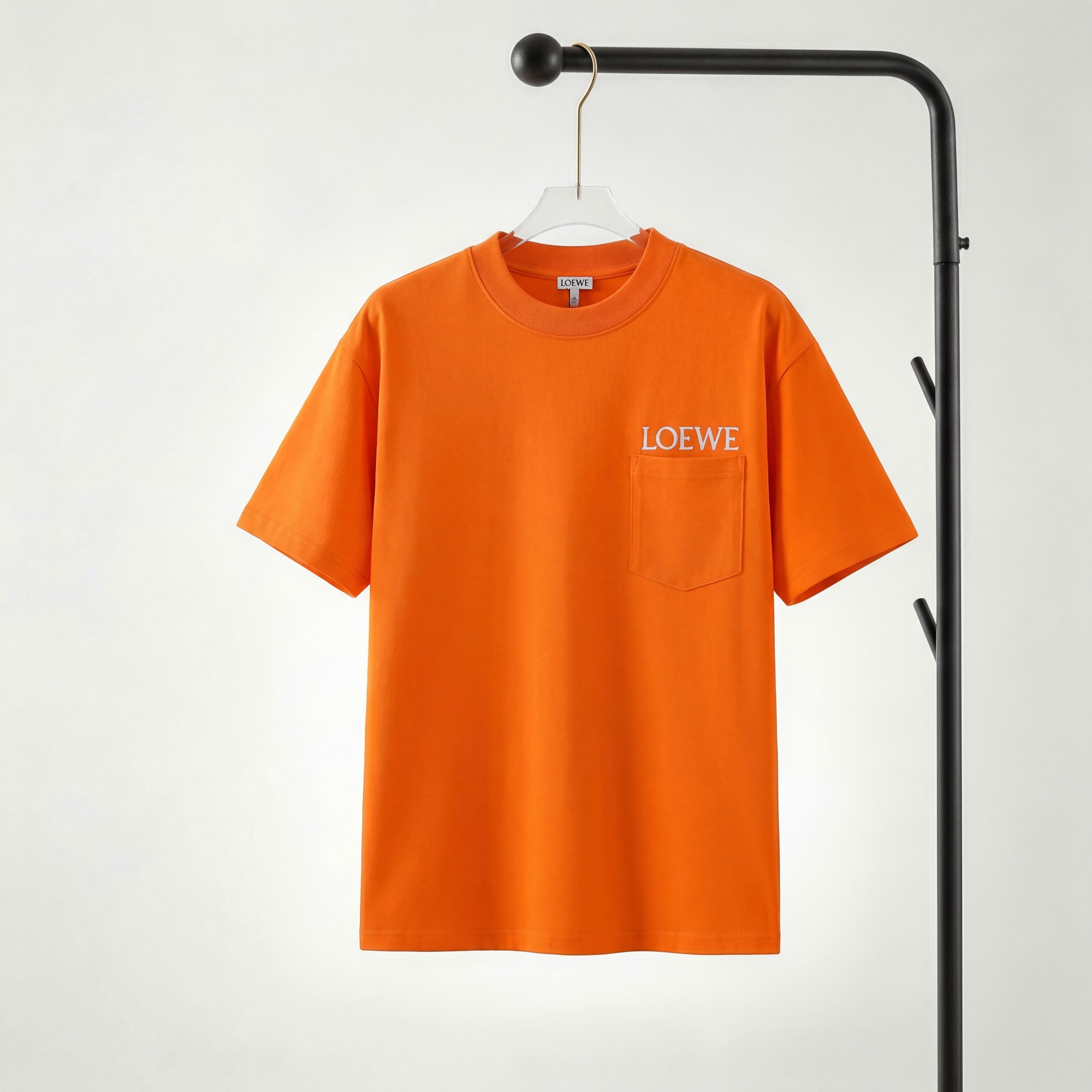 Camiseta de manga corta con logo P85 LOEWE bordado, tejido 100% puro algodón de doble hilo, completa con tres etiquetas…