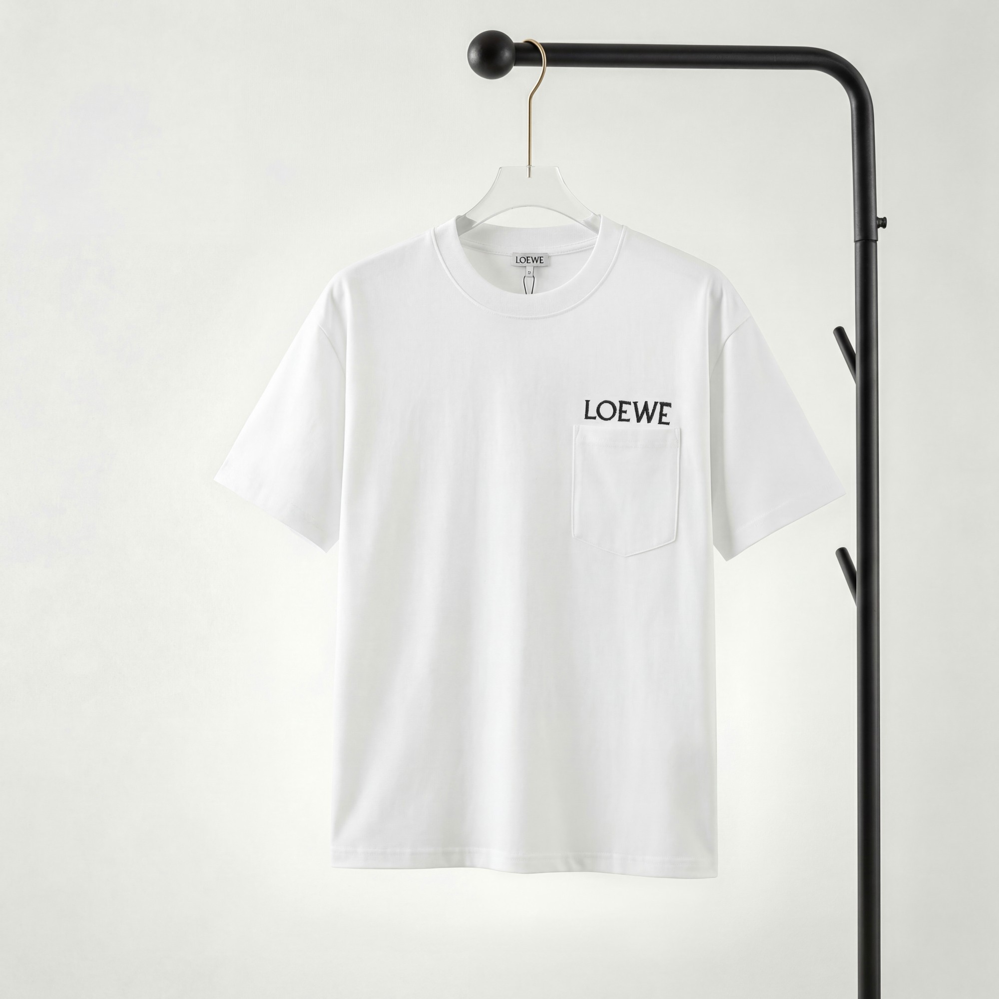 Camiseta de manga corta con logo P85 LOEWE bordado, tejido 100% puro algodón de doble hilo, completa con tres etiquetas…