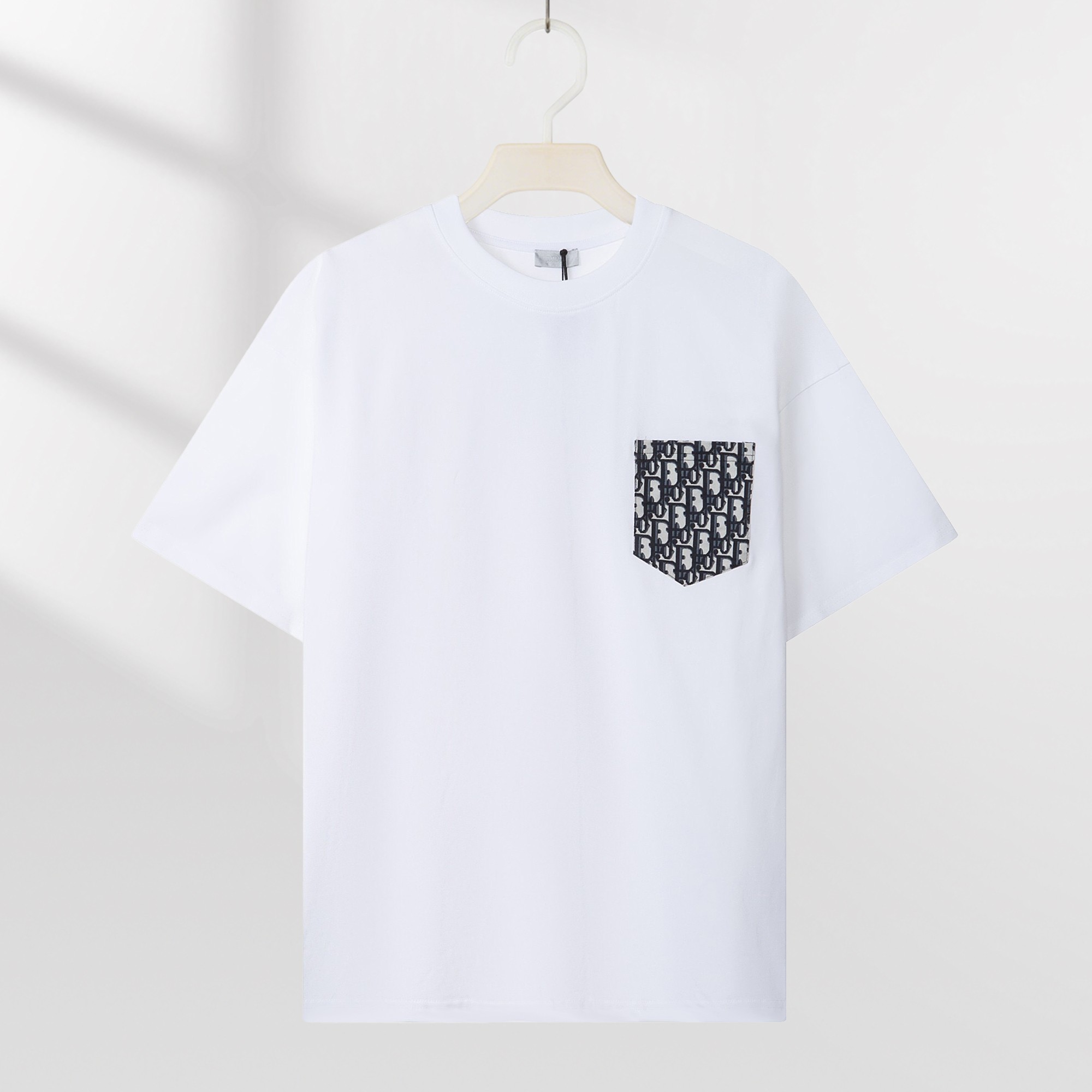 Camiseta de manga corta P85 DIOR con logo de bolsillo, tejido 100% puro algodón de doble hilo, completa con tres etique…
