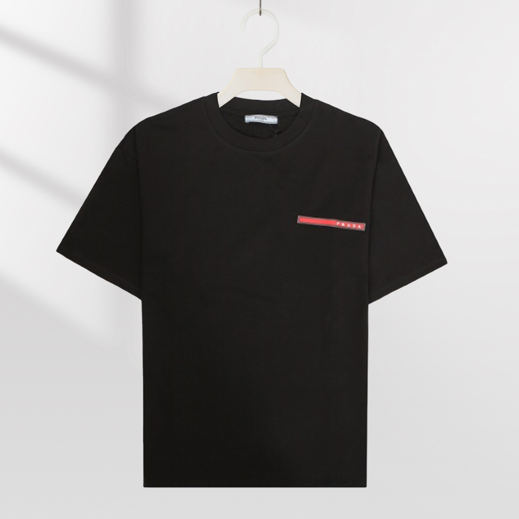 P85 PRADA Camiseta de manga corta Taped Iogo, tejido 100% puro algodón de doble hilo, completa con tres etiquetas, mism…