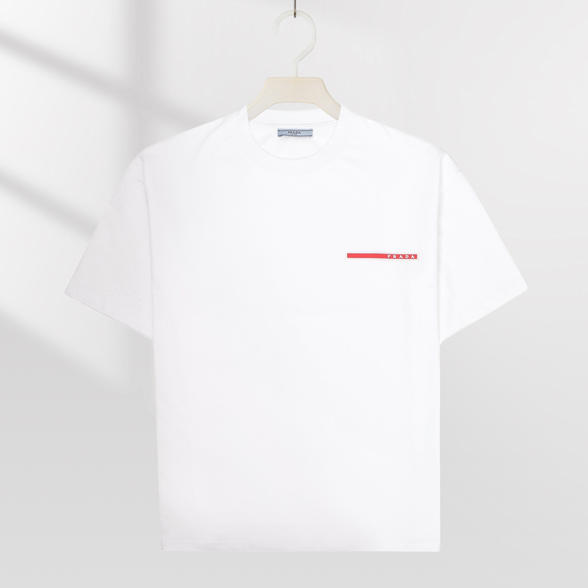 P85 PRADA Camiseta de manga corta Taped Iogo, tejido 100% puro algodón de doble hilo, completa con tres etiquetas, mism…