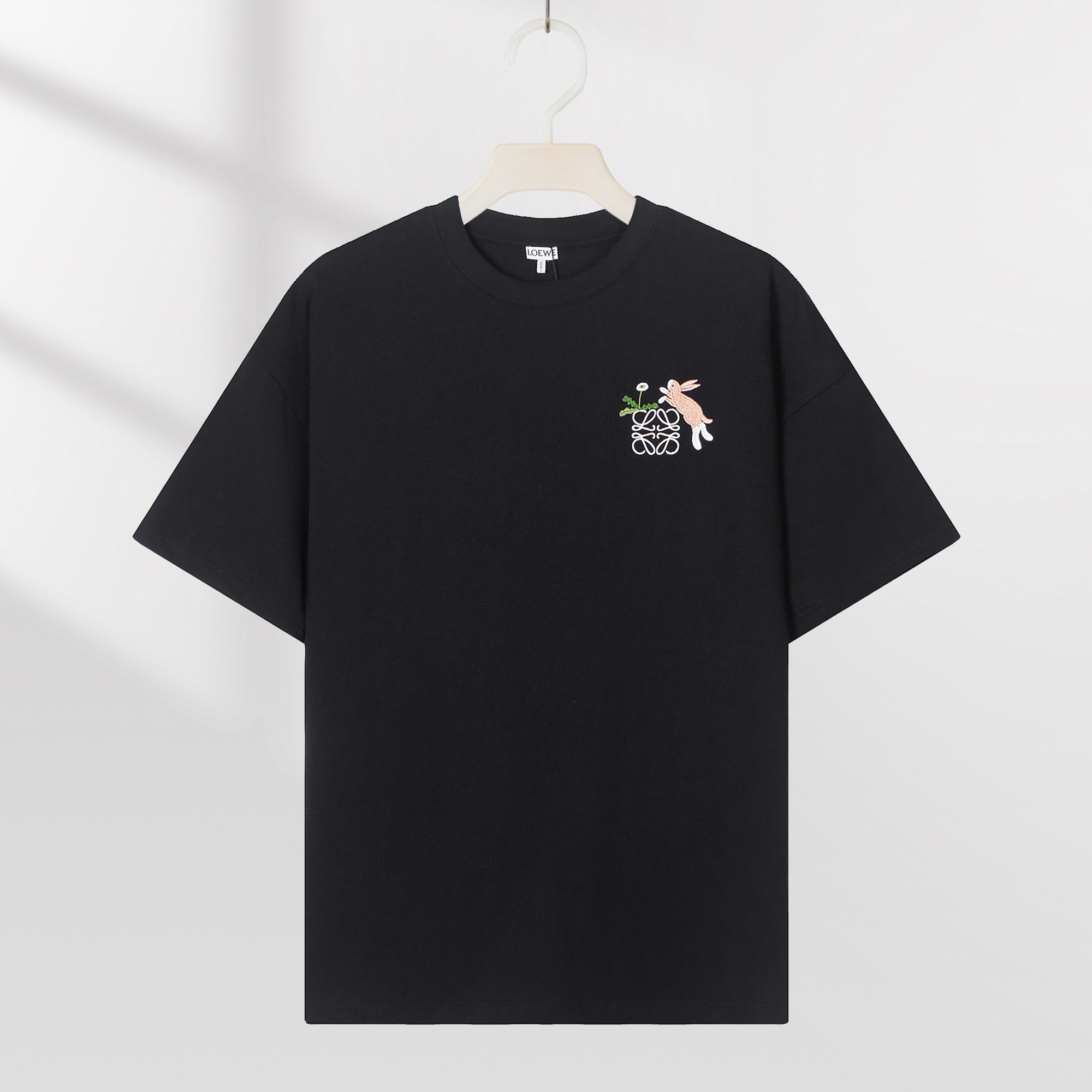 Camiseta de manga corta con logo P85 LOEWE bordado, tejido 100% puro algodón de doble hilo, completa con tres etiquetas…