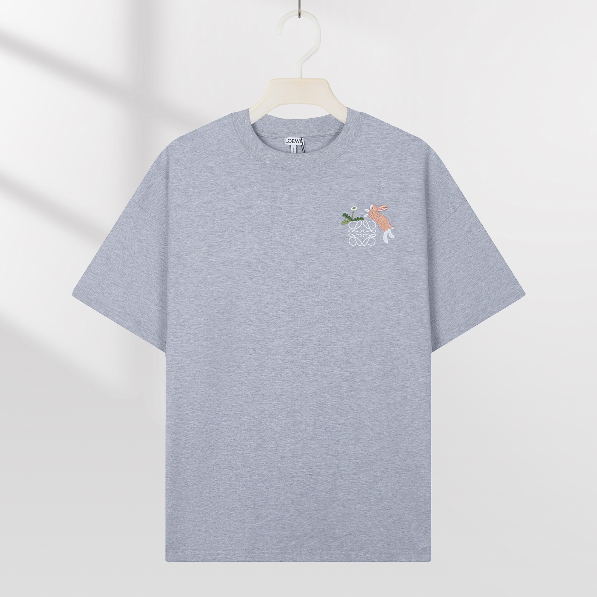 Camiseta de manga corta con logo P85 LOEWE bordado, tejido 100% puro algodón de doble hilo, completa con tres etiquetas…