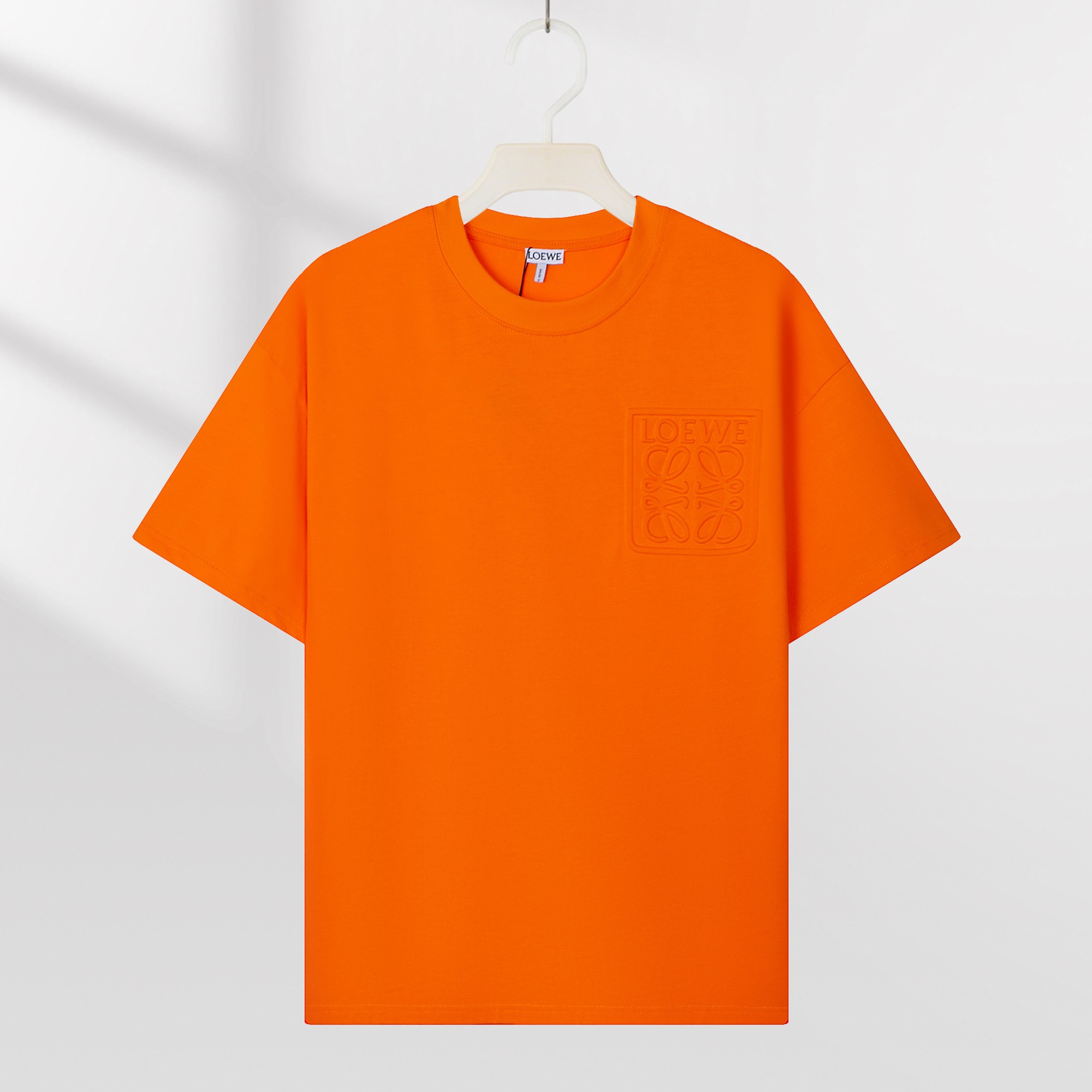 Camiseta de manga corta con logo P85 LOEWE en relieve, tejido 100% puro algodón de doble hilo, completa con tres etique…