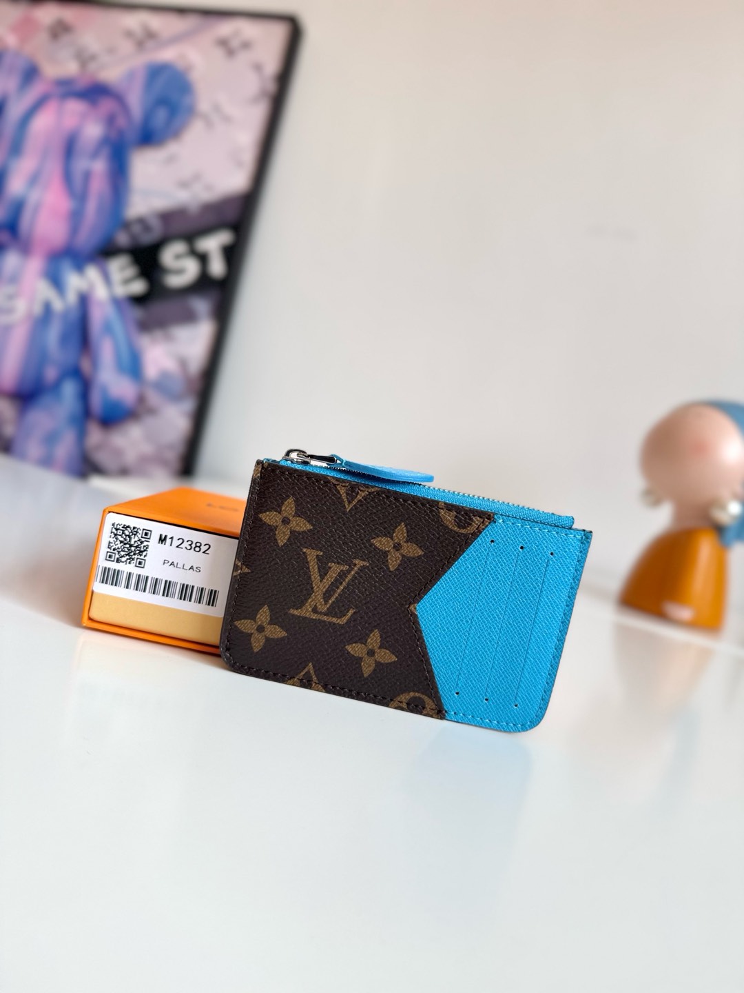 NO:671127,Exclusive real shot of overseas original order M12382!  This Romy card holder is from the Colormania series. Its dynamic design extends the inspiration of Louis Vuitton's archives. It is made of Monogram coated canvas with contrasting leather trim and card compartment. The metal zipper opens the interior space and can safely store coins. Size 12×8cm, LV wallet, louis vuitton, louis vuitton, wallets19860909海外原单M12382独家实拍！本款 Romy 卡夹出自 Colormania 系列,以活力设计延伸路易威登档案的灵感来源,为 Monogram 涂层帆布融入撞色皮革饰边和卡片夹层.金属拉链开启内部空间,可稳妥存放硬币.尺寸12×8cm,LV钱包,louis vuitton,louis vuitton,wallets,欧美剧