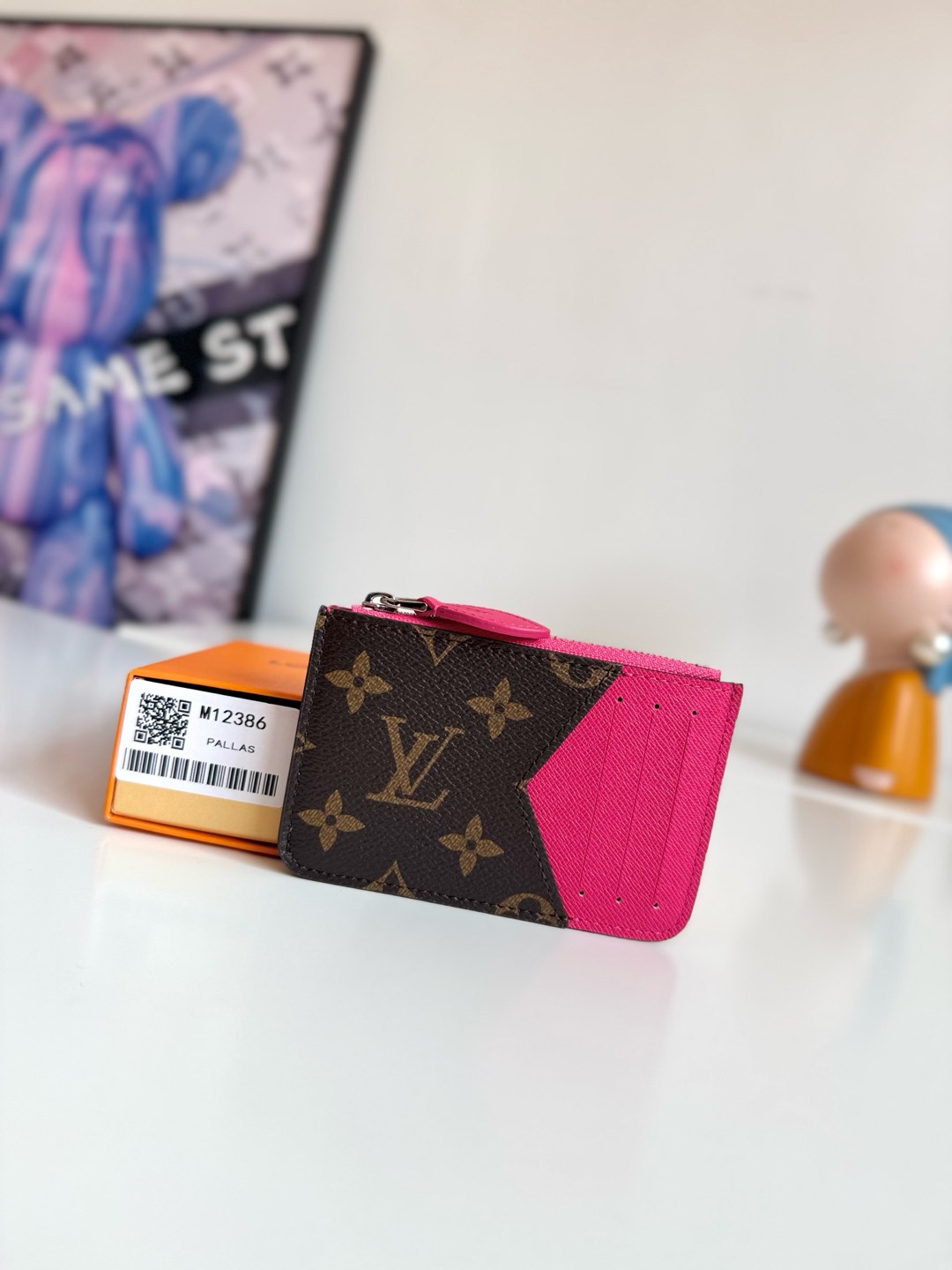 NO:671129,Exclusive real shot of overseas original order M12386!  This Romy card holder is from the Colormania series. Its dynamic design extends the inspiration of Louis Vuitton's archives. It is made of Monogram coated canvas with contrasting leather trim and card compartment. The metal zipper opens the interior space and can safely store coins. Size 12×8cm, LV wallet, louis vuitton, louis vuitton, wallets19860909海外原单M12386独家实拍！本款 Romy 卡夹出自 Colormania 系列,以活力设计延伸路易威登档案的灵感来源,为 Monogram 涂层帆布融入撞色皮革饰边和卡片夹层.金属拉链开启内部空间,可稳妥存放硬币.尺寸12×8cm,LV钱包,louis vuitton,louis vuitton,wallets,欧美剧