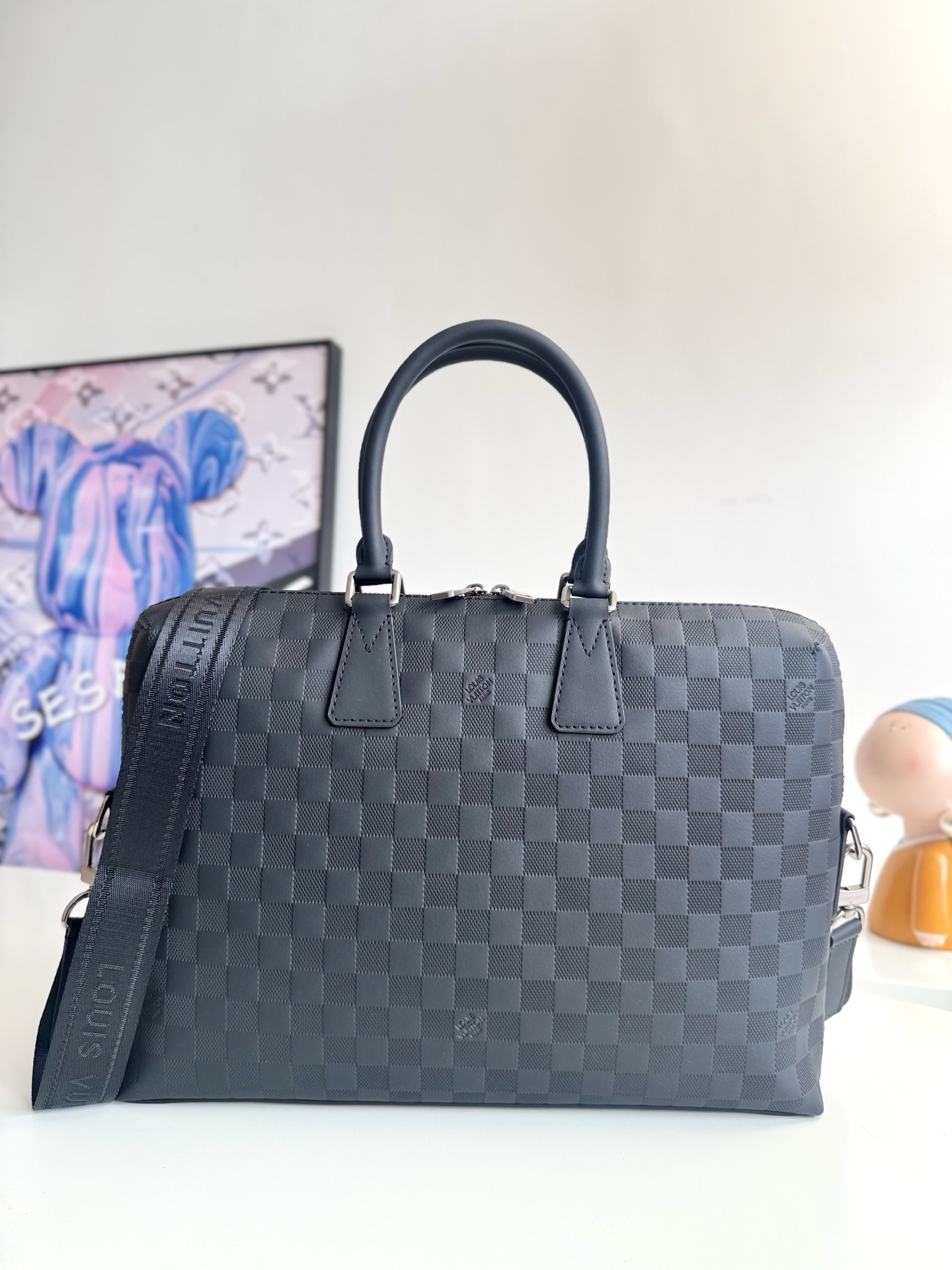 600海外原单N48224压格独家实拍!Porte-Documents Jour 公文包采用了柔软的Damier Infini皮革,对都市男性而言,该款包袋具有很高的实用度,有多种背挎方式。包的前部口袋采用拉链封口,可以容纳一台15英寸的笔记本电脑。尺寸:37×28×6cm