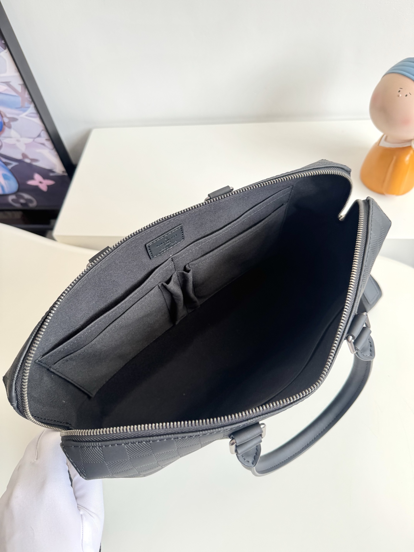 600海外原单N48224压格独家实拍!Porte-Documents Jour 公文包采用了柔软的Damier Infini皮革,对都市男性而言,该款包袋具有很高的实用度,有多种背挎方式。包的前部口袋采用拉链封口,可以容纳一台15英寸的笔记本电脑。尺寸:37×28×6cm