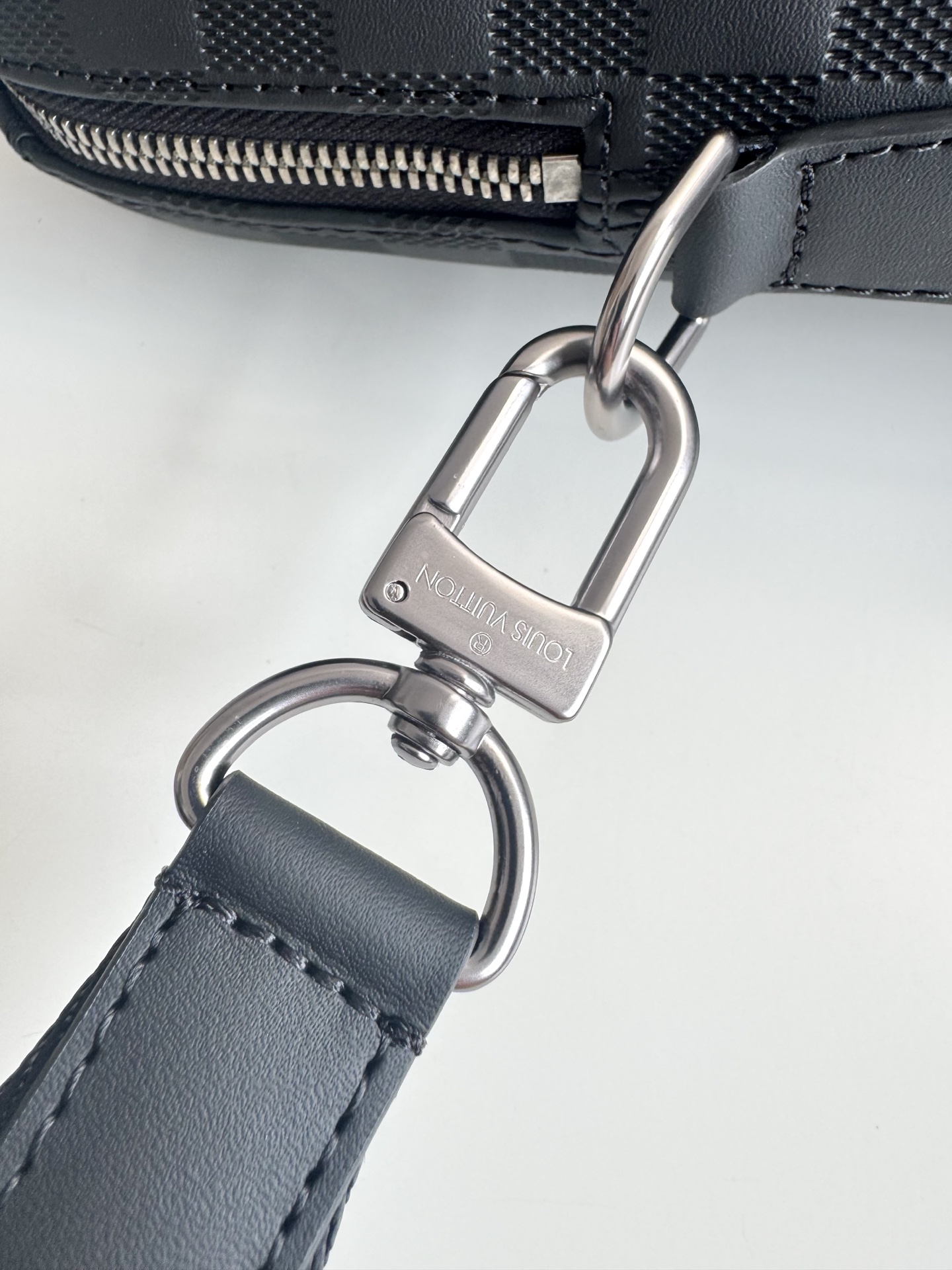 600海外原单N48224压格独家实拍!Porte-Documents Jour 公文包采用了柔软的Damier Infini皮革,对都市男性而言,该款包袋具有很高的实用度,有多种背挎方式。包的前部口袋采用拉链封口,可以容纳一台15英寸的笔记本电脑。尺寸:37×28×6cm