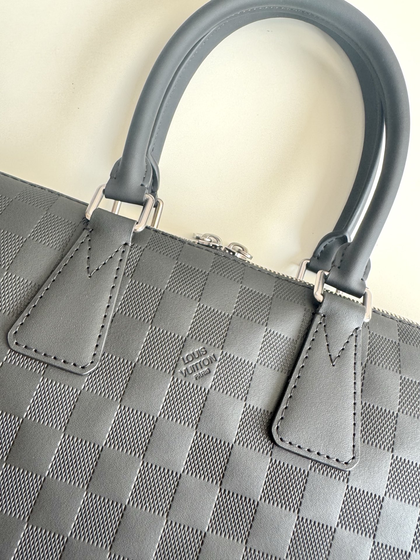 600海外原单N48224压格独家实拍!Porte-Documents Jour 公文包采用了柔软的Damier Infini皮革,对都市男性而言,该款包袋具有很高的实用度,有多种背挎方式。包的前部口袋采用拉链封口,可以容纳一台15英寸的笔记本电脑。尺寸:37×28×6cm