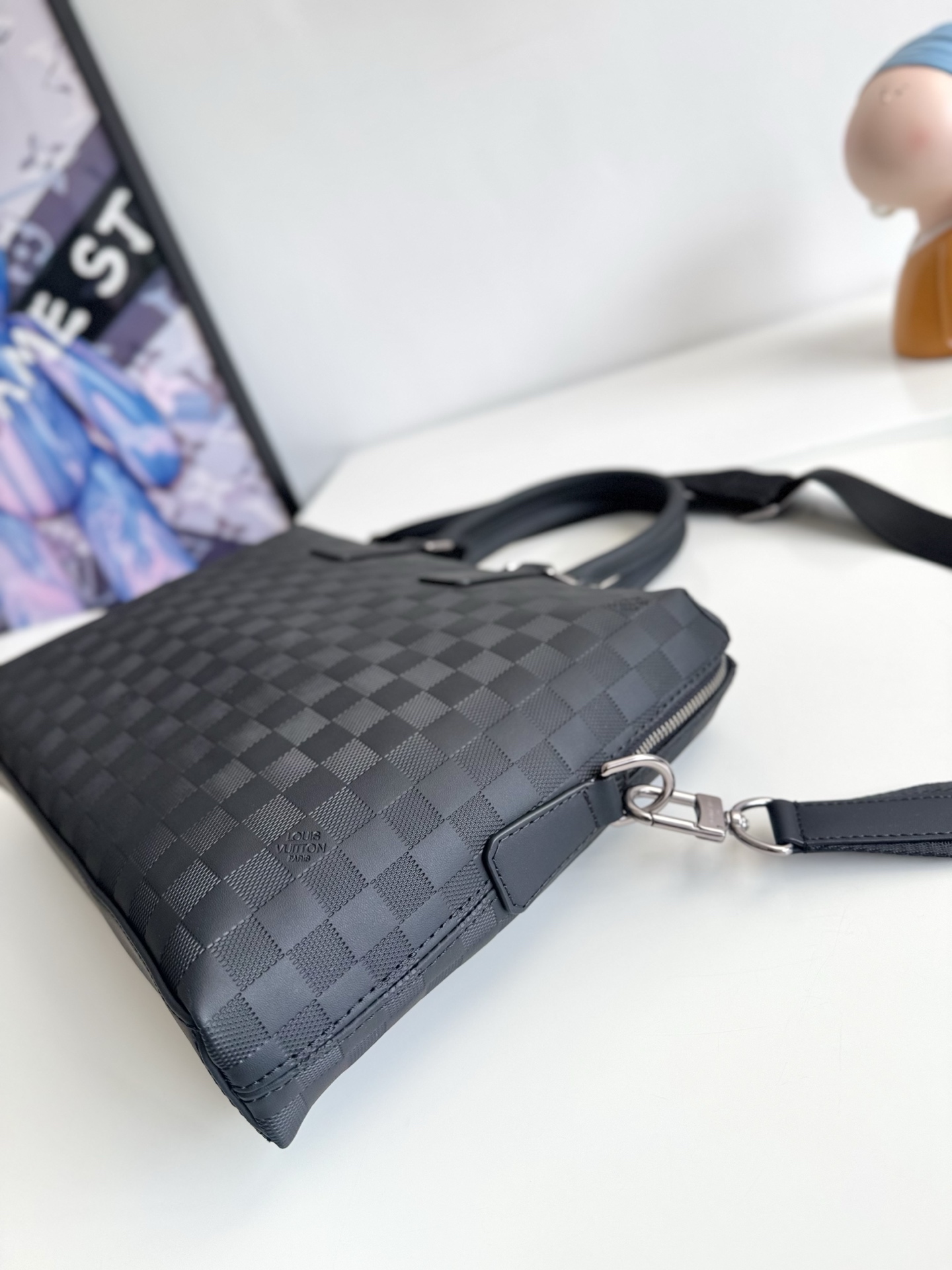 600海外原单N48224压格独家实拍!Porte-Documents Jour 公文包采用了柔软的Damier Infini皮革,对都市男性而言,该款包袋具有很高的实用度,有多种背挎方式。包的前部口袋采用拉链封口,可以容纳一台15英寸的笔记本电脑。尺寸:37×28×6cm