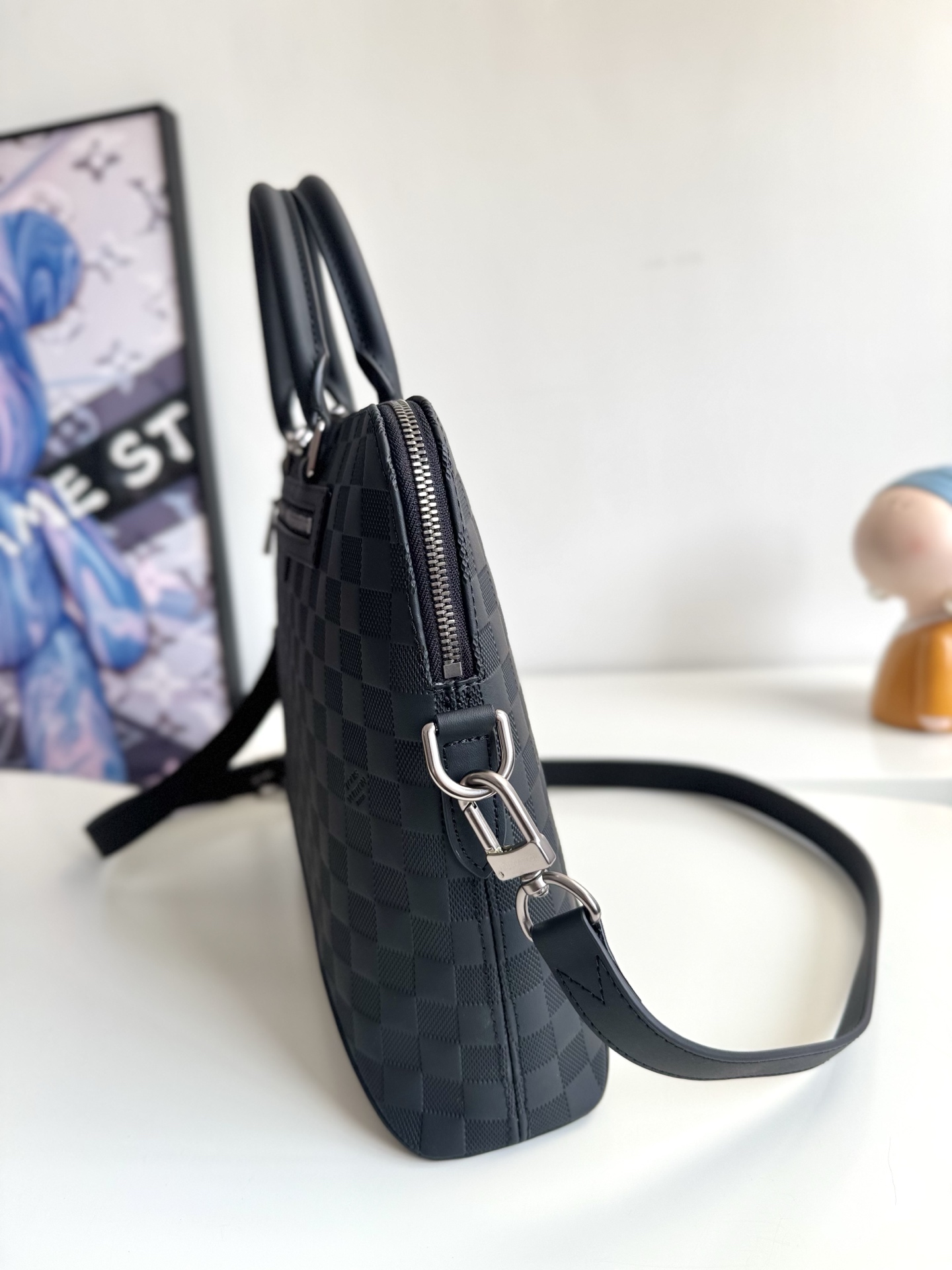 680海外原单N41019独家实拍！此款由柔软Damier Infini格纹皮革裁制而成的Avenue Soft公文包拥有多种背携方式，十分实用。可存放一台15英寸手提电脑。尺寸：38×28×10cm