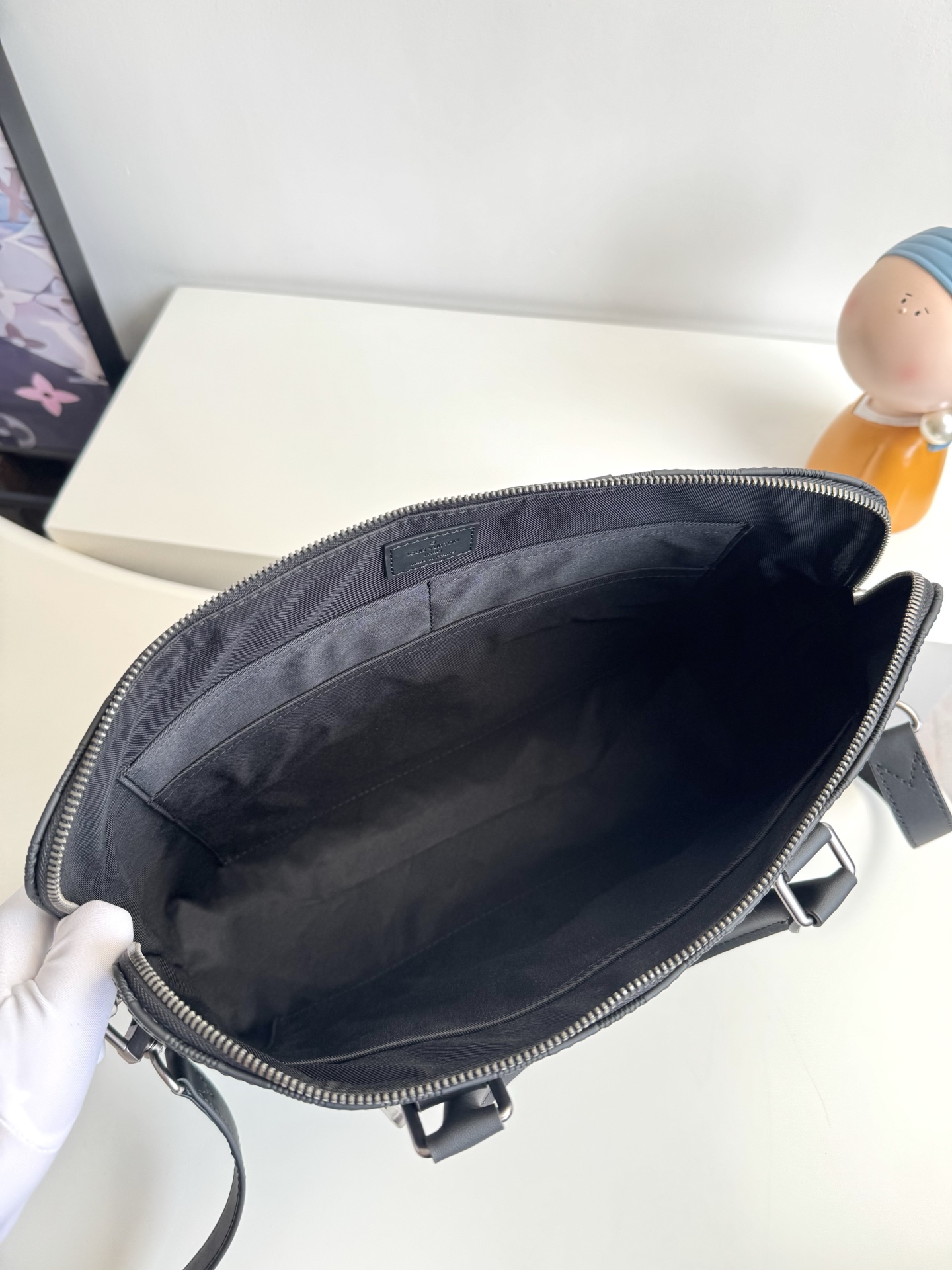 680海外原单N41019独家实拍！此款由柔软Damier Infini格纹皮革裁制而成的Avenue Soft公文包拥有多种背携方式，十分实用。可存放一台15英寸手提电脑。尺寸：38×28×10cm