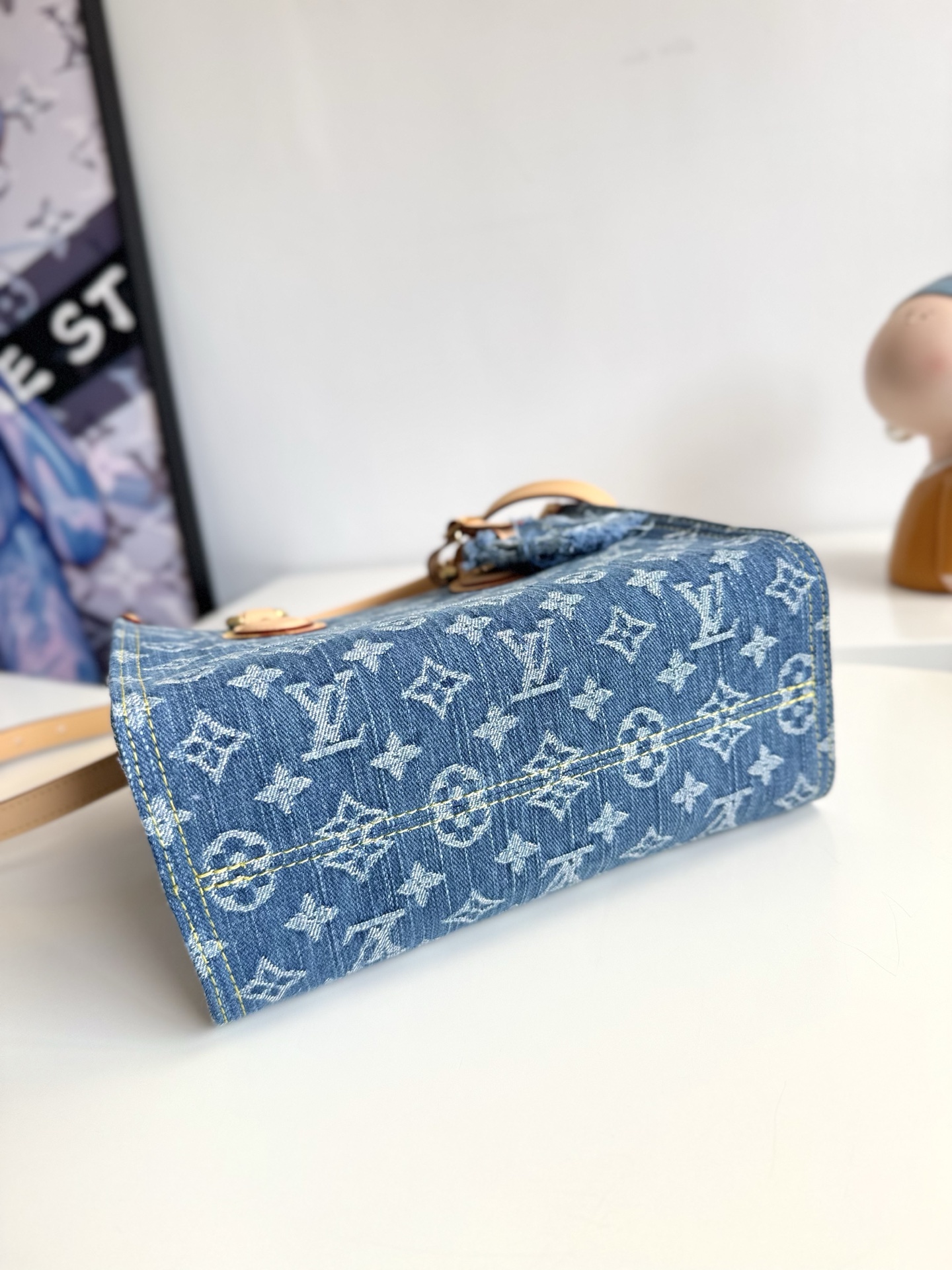600海外原单M14633独家实拍！本款 OnTheGo 小号手袋为经典 Monogram 丹宁布勾勒牛皮革饰边，搭配耀目金属件和磁扣翻盖开合。充裕空间可容纳平板电脑和日常所需，可拆卸肩带实现手提或斜挎。尺寸：25×19×11.5cm